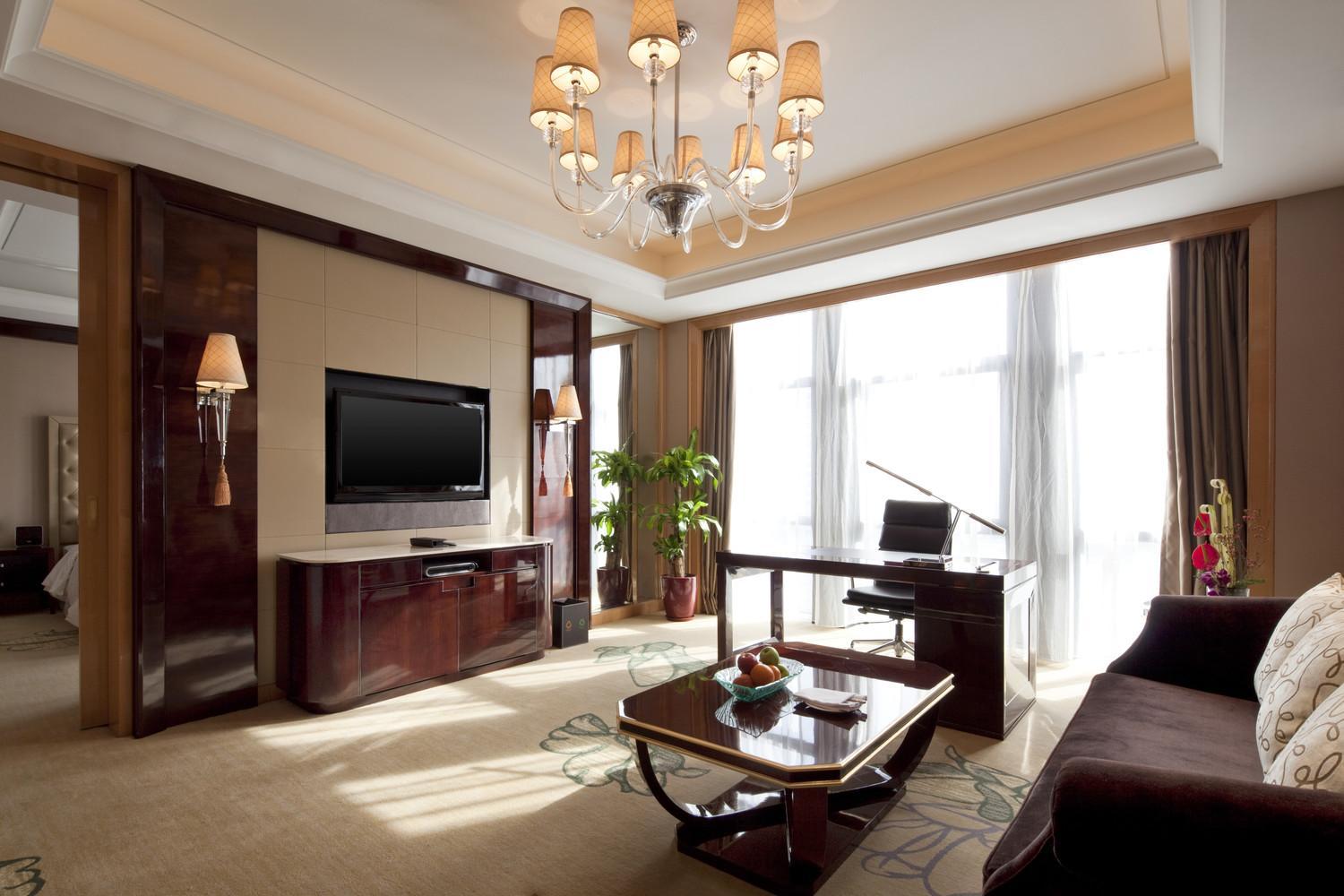Deluxe Suite, Club lounge access, 1 Bedroom Larger Suite, 1 King, Bathrooms: 2, City view - Photo 1