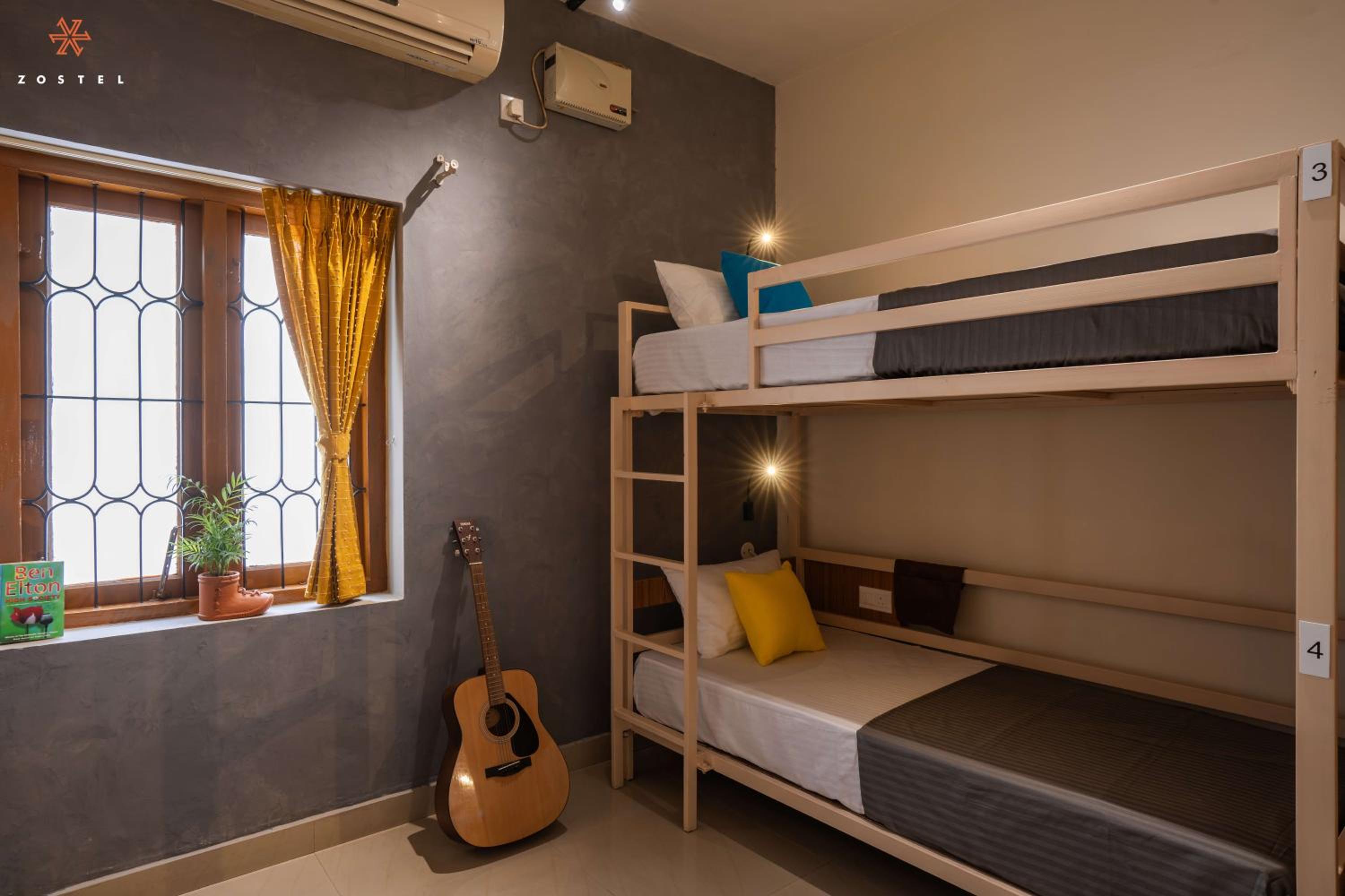 Bed in Deluxe 6-Bed Mixed Dormitory Room photo 1