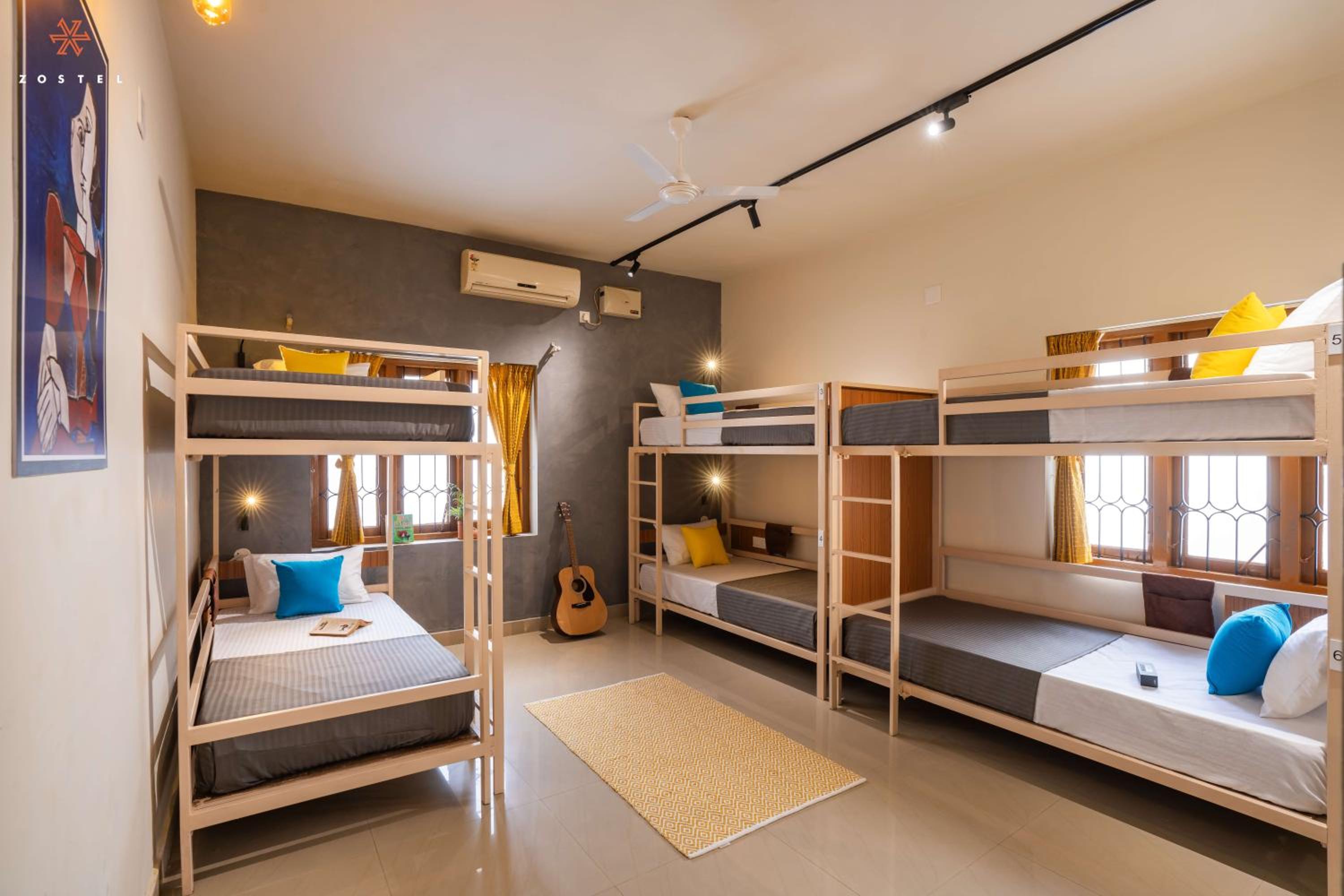 Bed in Deluxe 6-Bed Mixed Dormitory Room photo 3