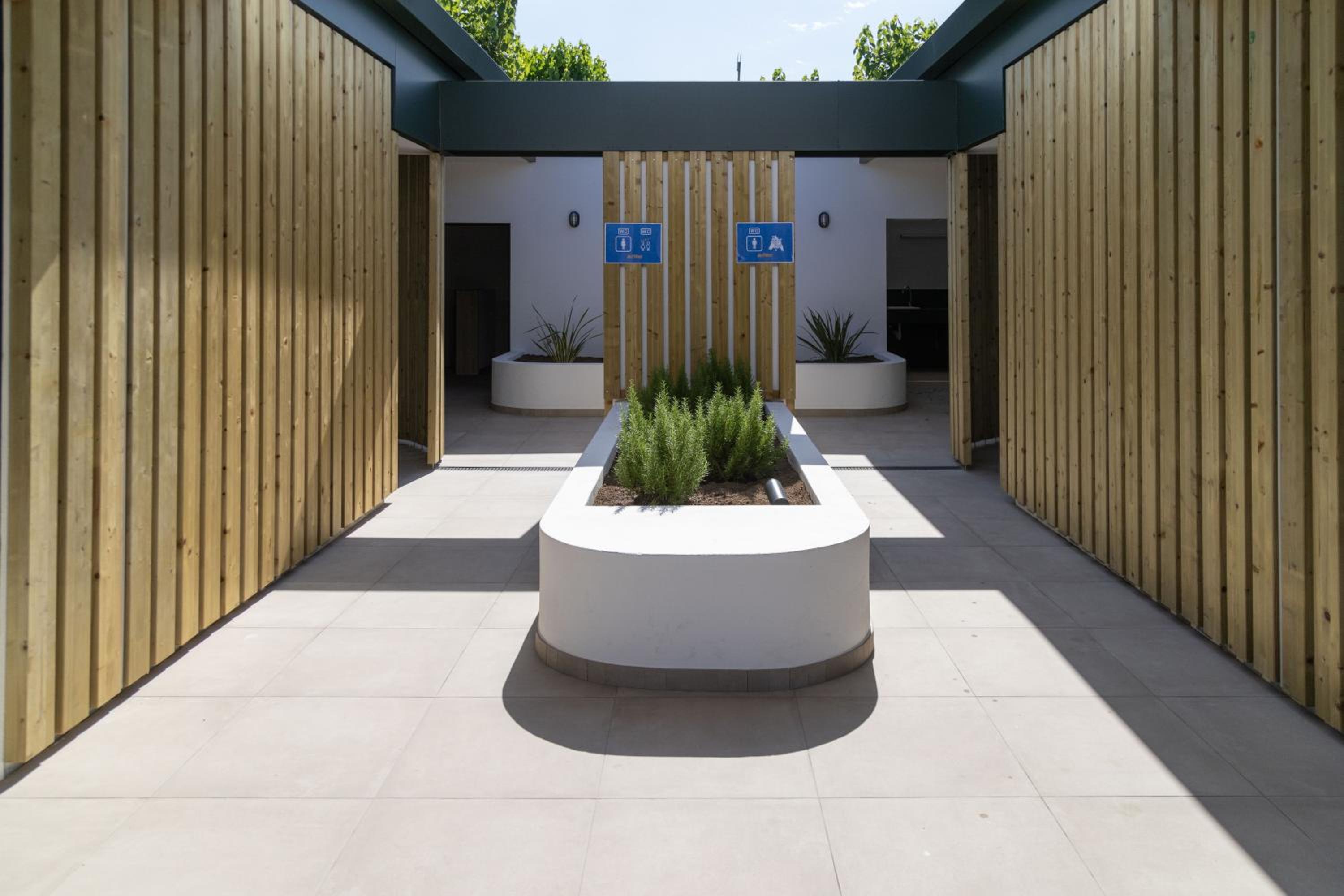 Espacio vacío con electricidad y agua (traer tu propia tienda o caravana)