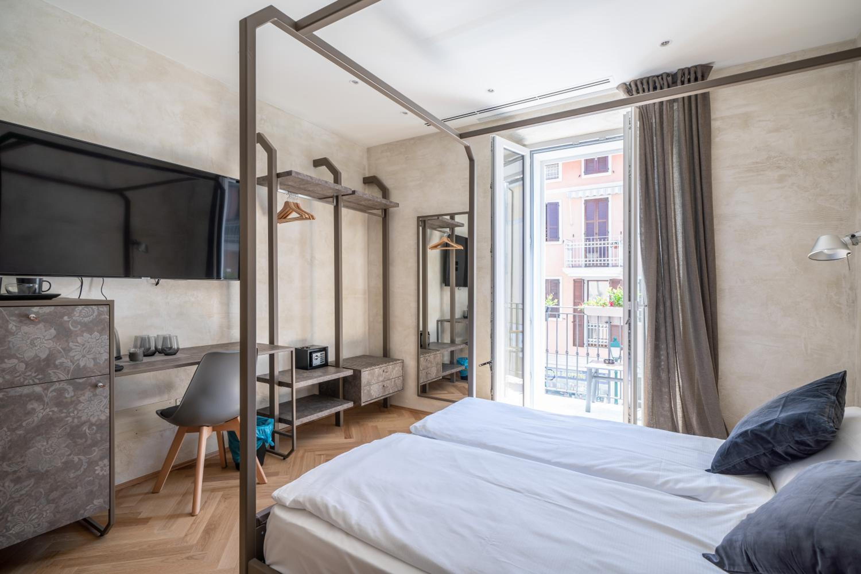 Deluxe Double Room with Extra Bed photo 3