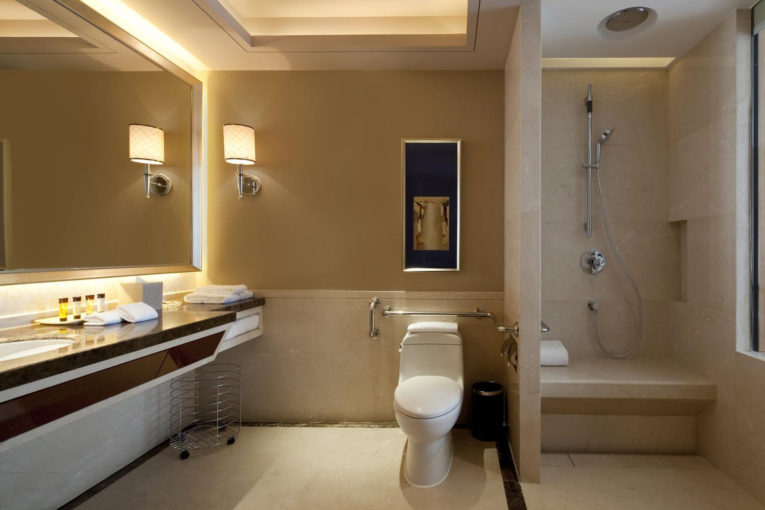 Deluxe King Room, Guest room, 1 King, City view, Low floor - Photo 4