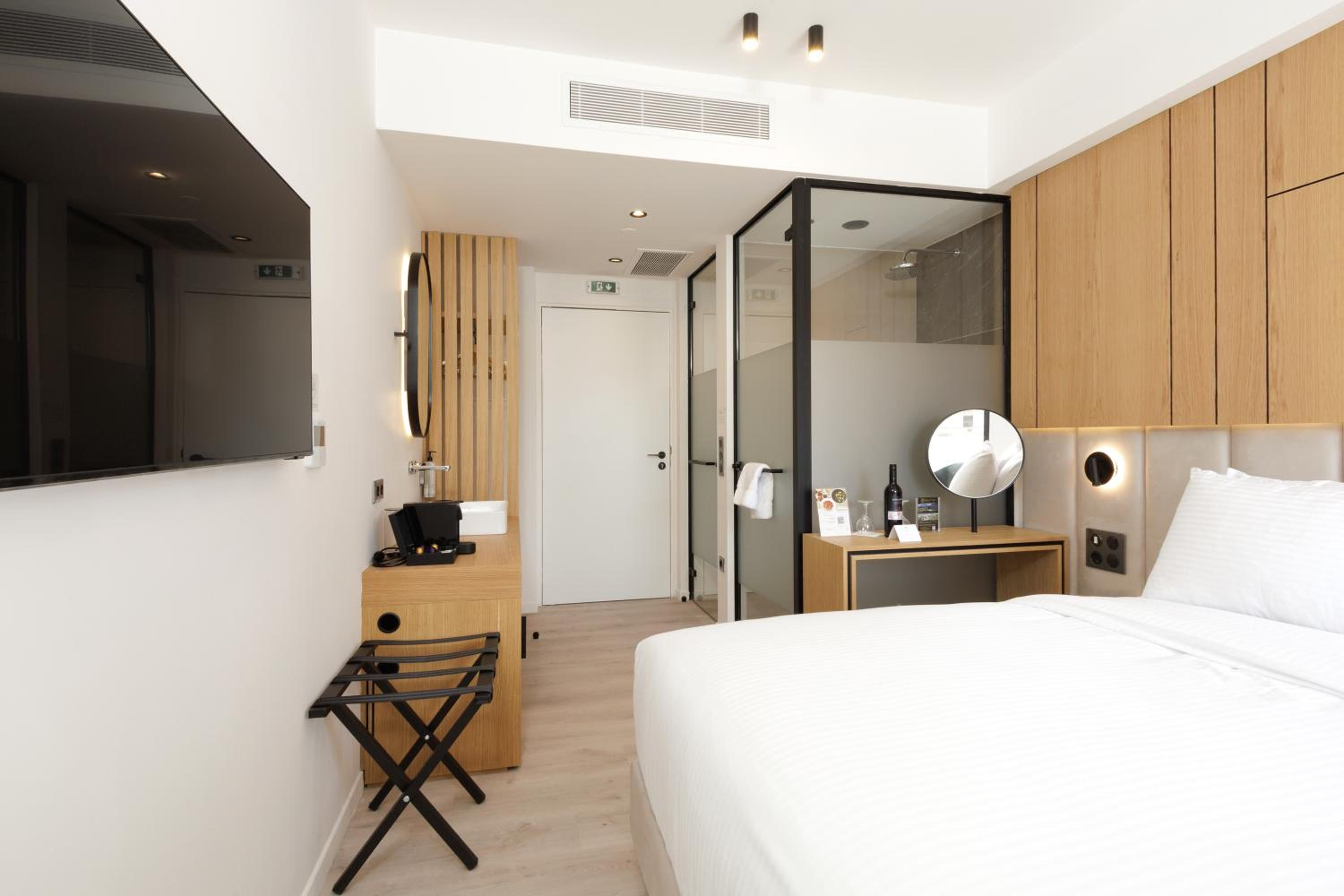 Superior Room With Outdoor Jacuzzi thumbnail 5