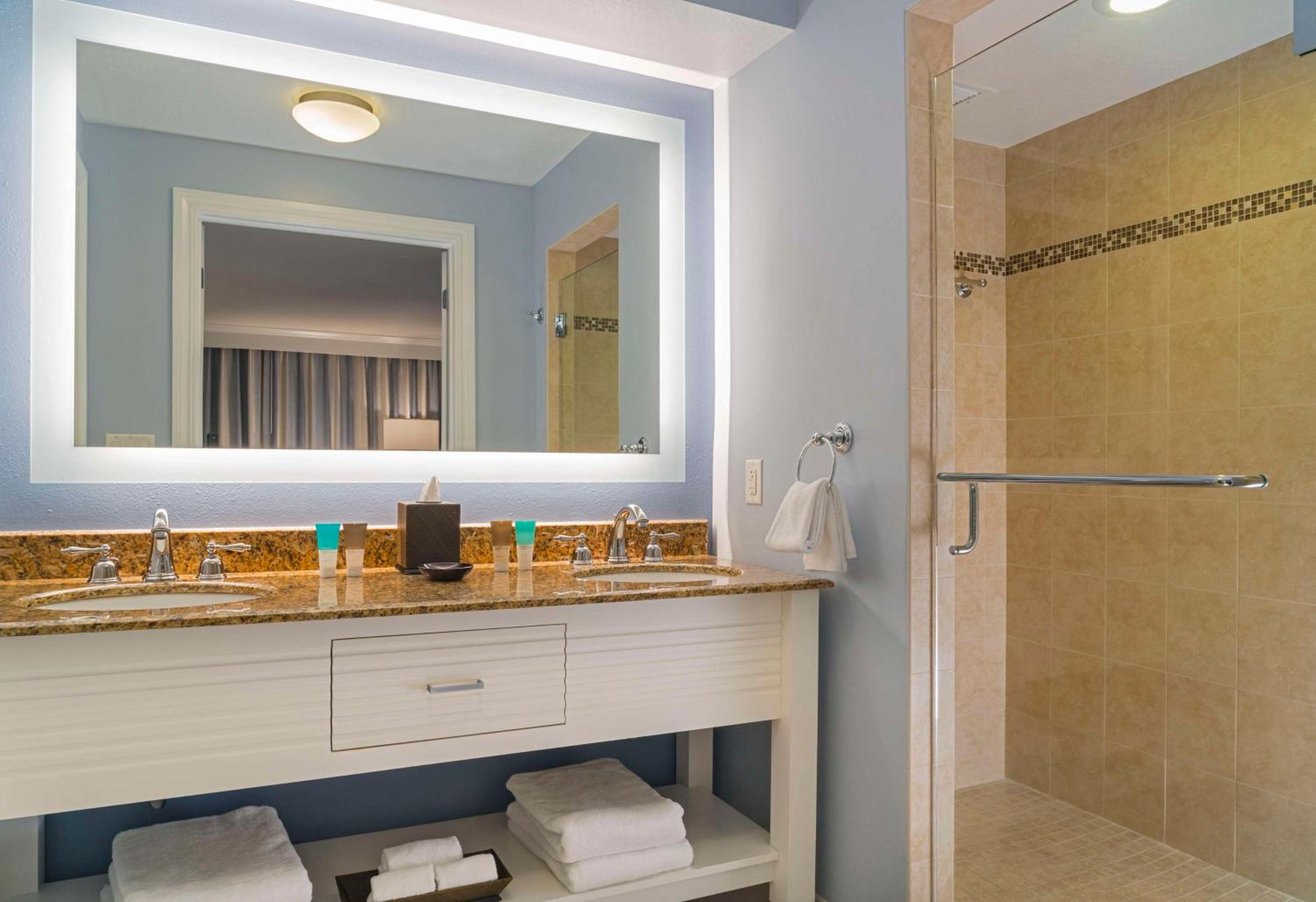 Premium Queen Room with Two Queen Beds and Kitchenette - Partial Ocean View - Photo 5