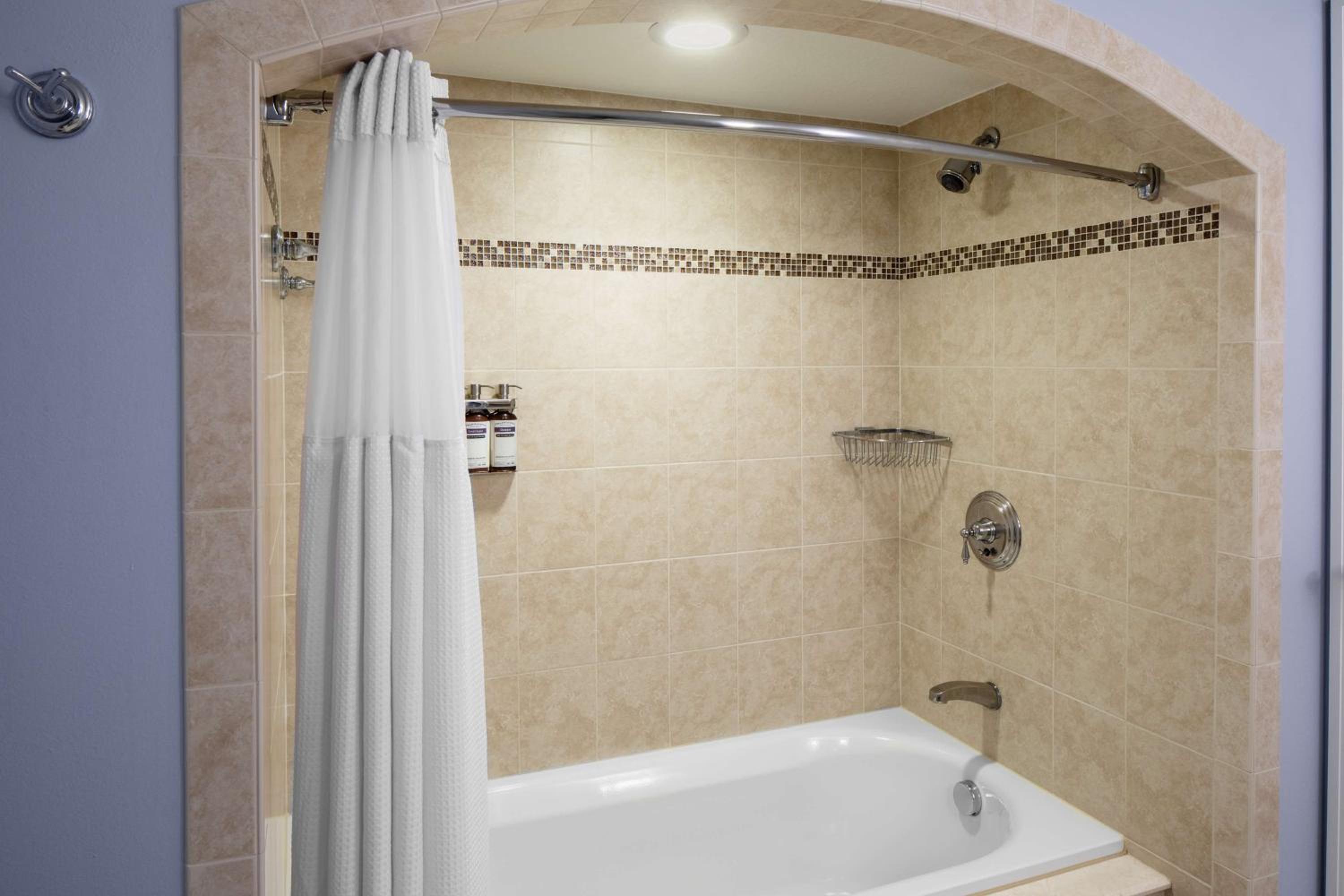 Premium Queen Room with Two Queen Beds and Kitchenette - Partial Ocean View - Photo 2