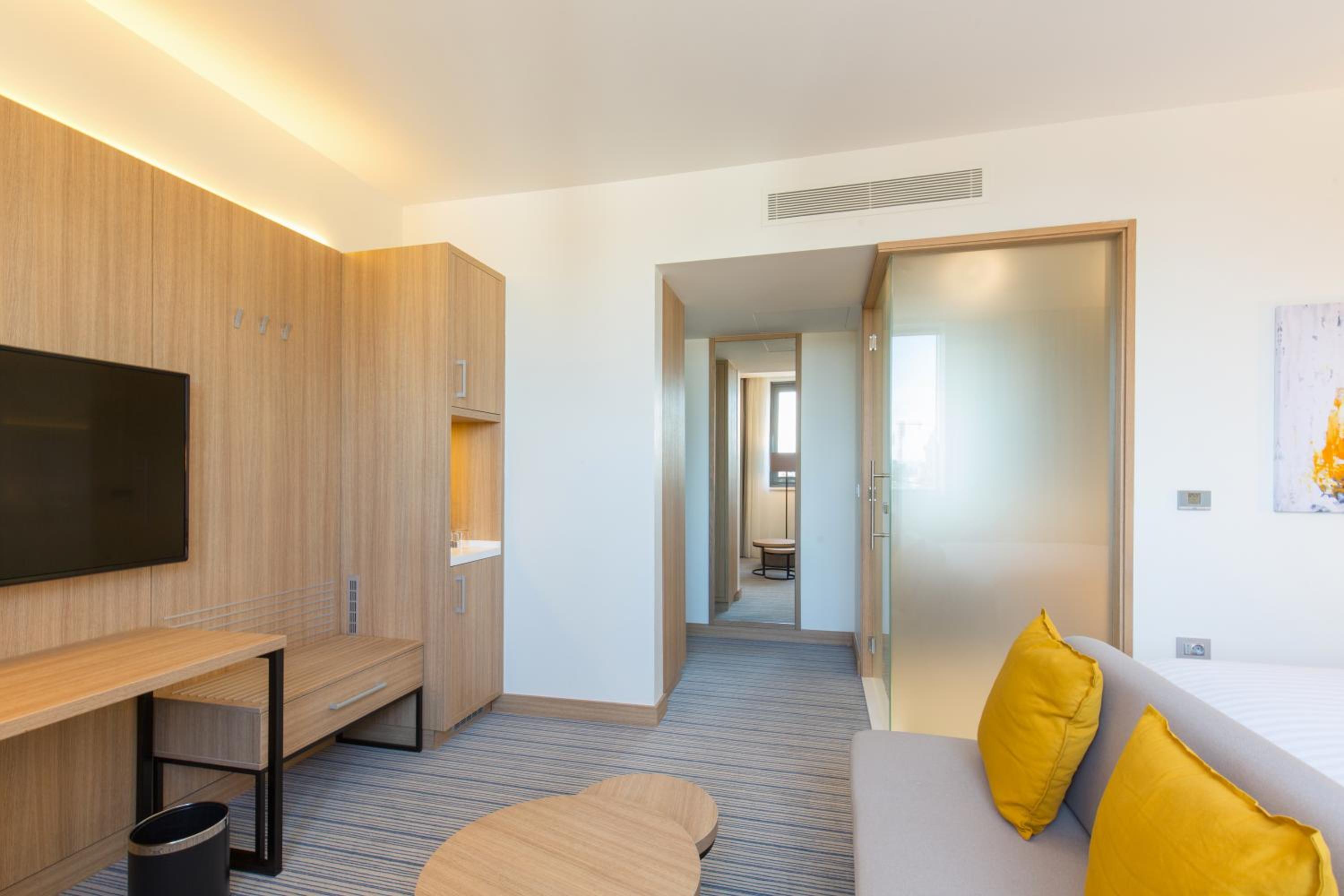 Deluxe, Guest room, 1 King, City view - Photo 2