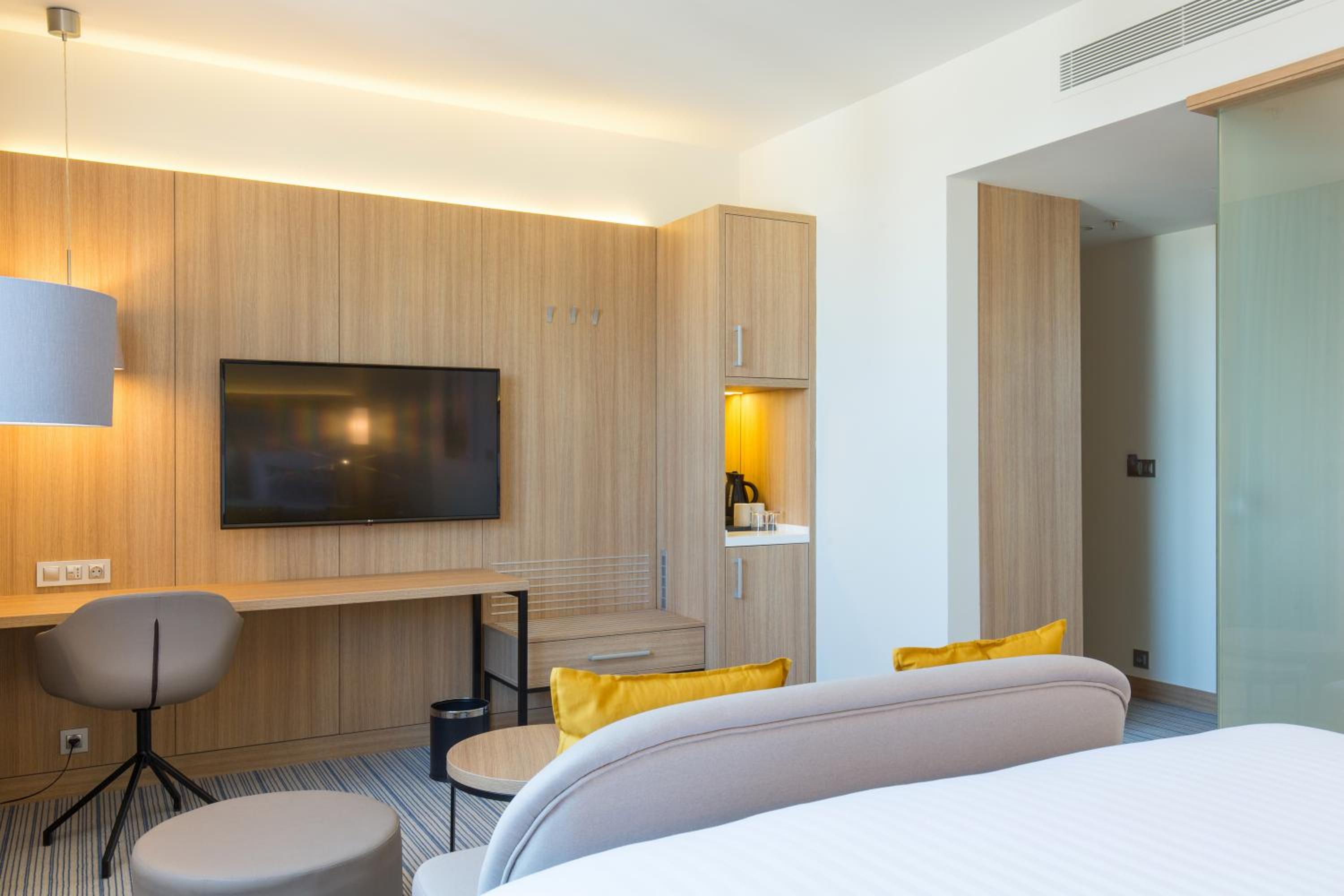 Deluxe, Guest room, 1 King, City view - Photo 1