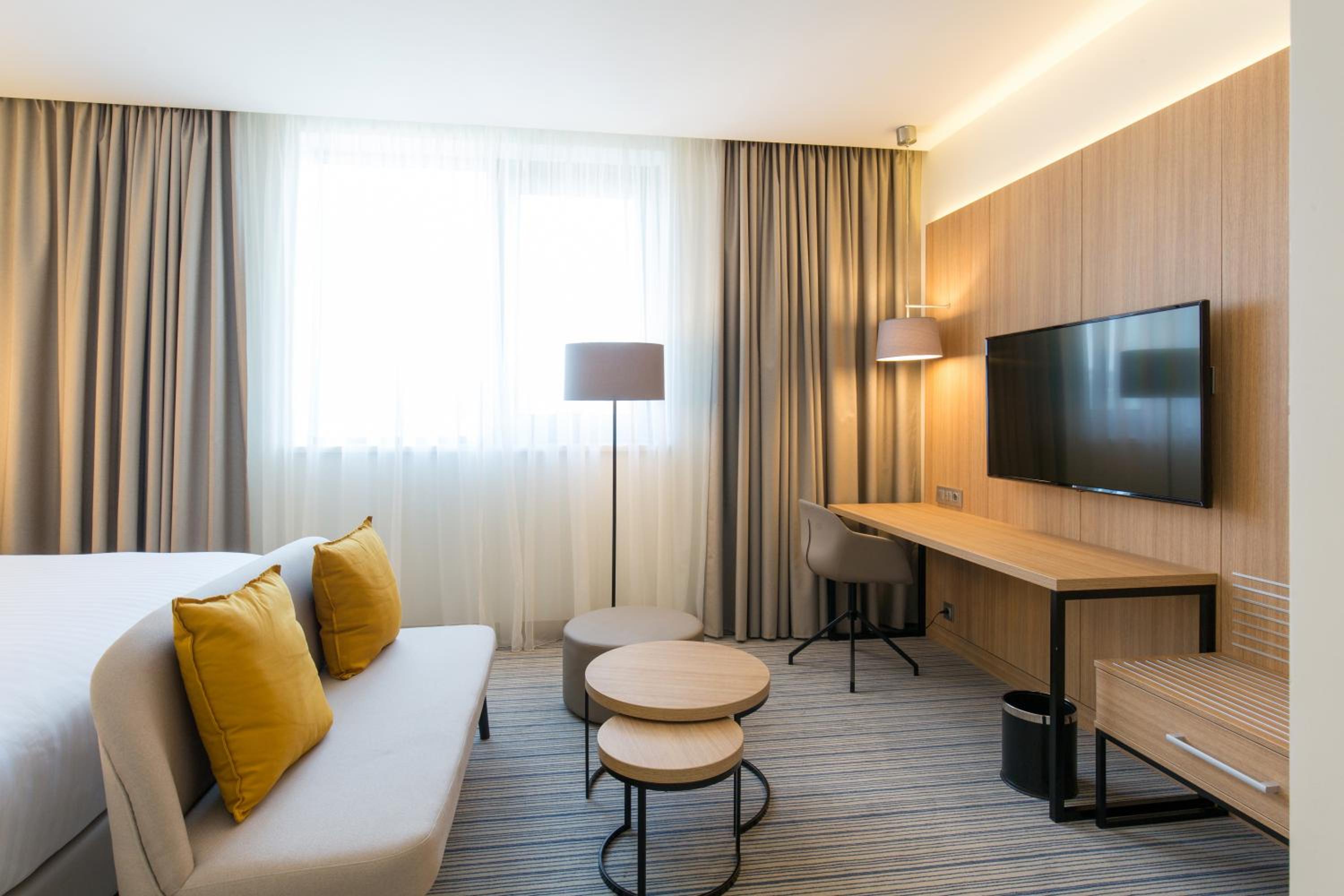 Deluxe, Guest room, 1 King, City view - Photo 3