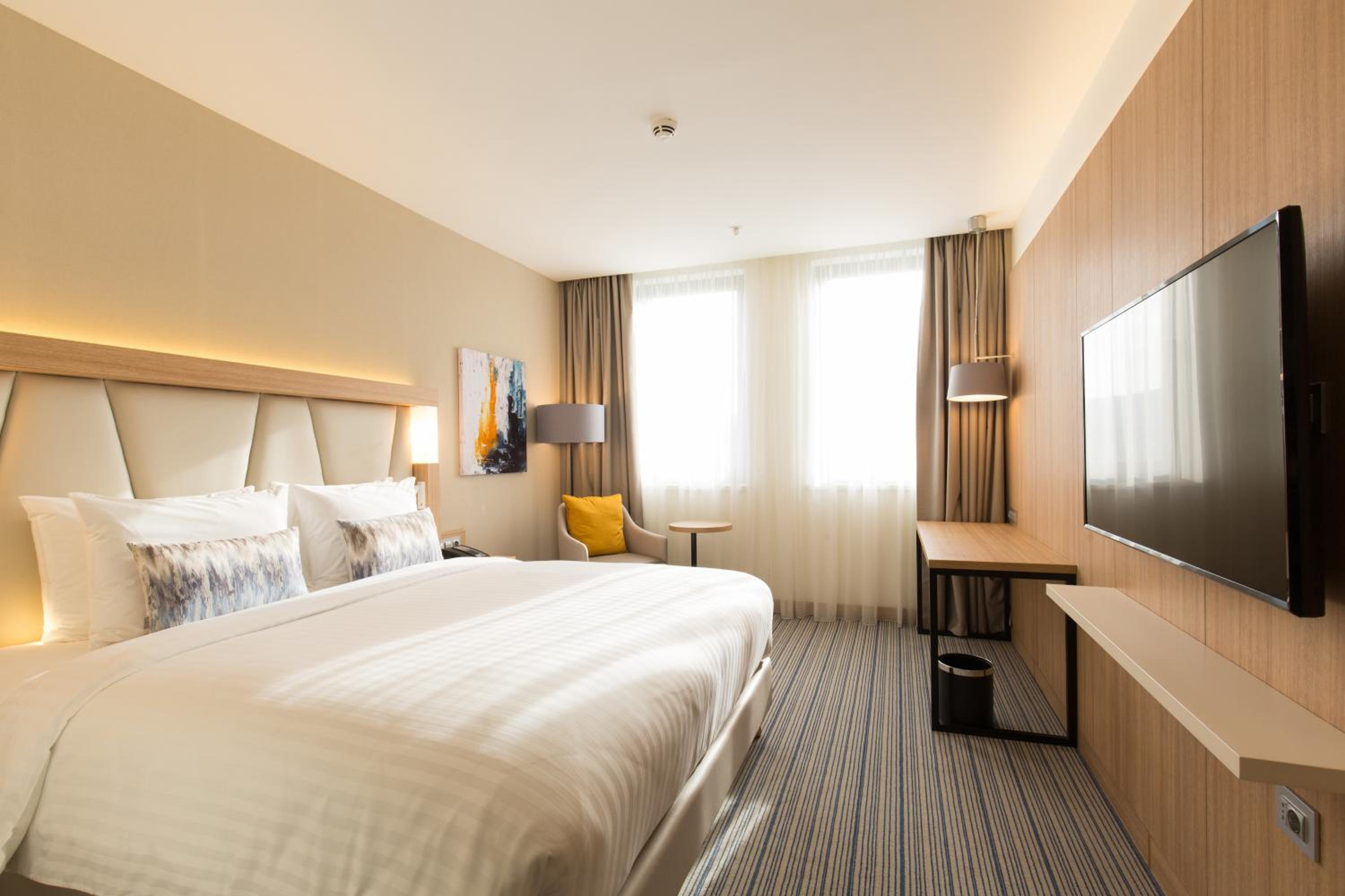 Standard, Guest room, 1 King, City view - Photo 2