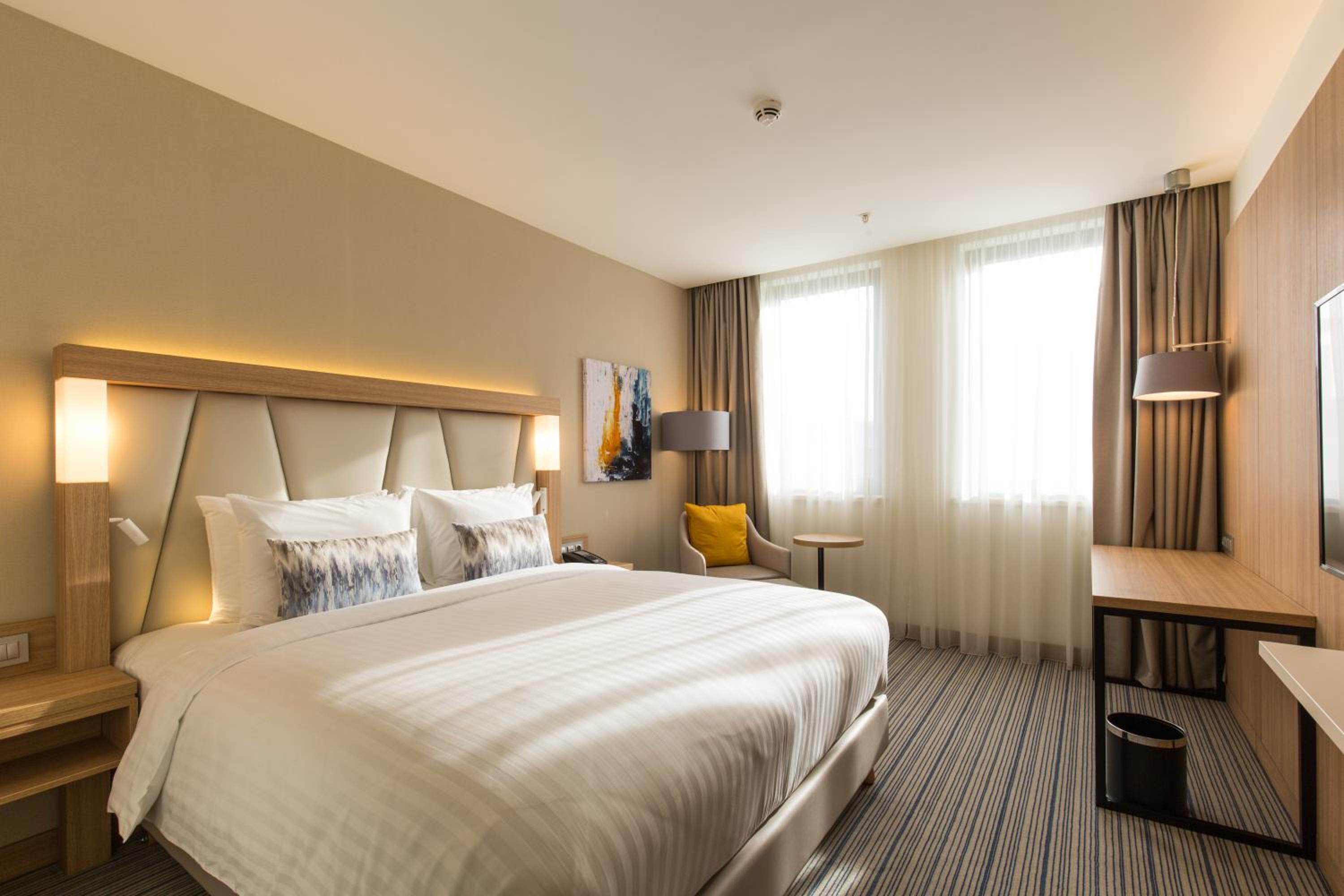 Standard, Guest room, 1 King, City view - Photo 1