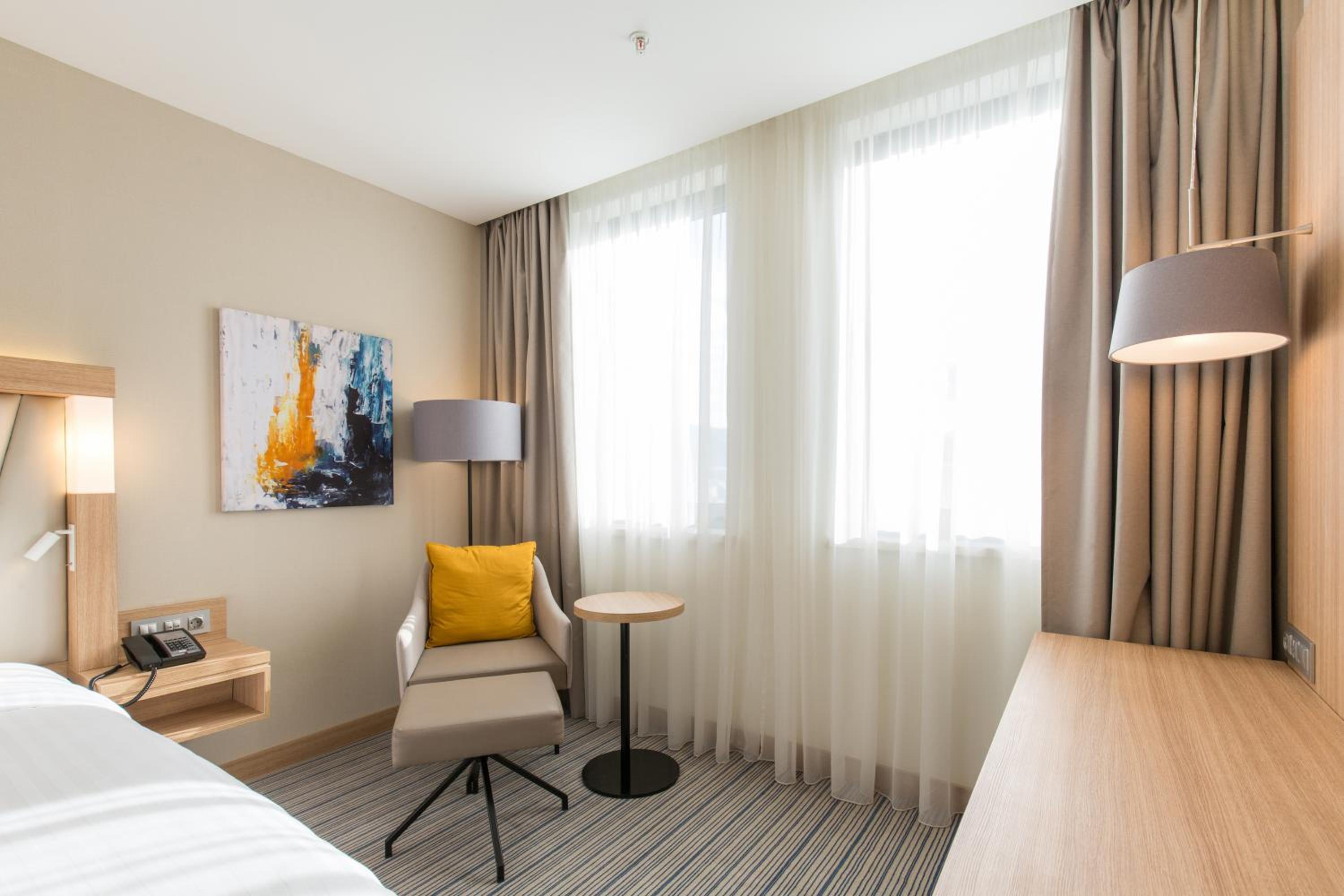 Standard, Guest room, 1 King, City view - Photo 3