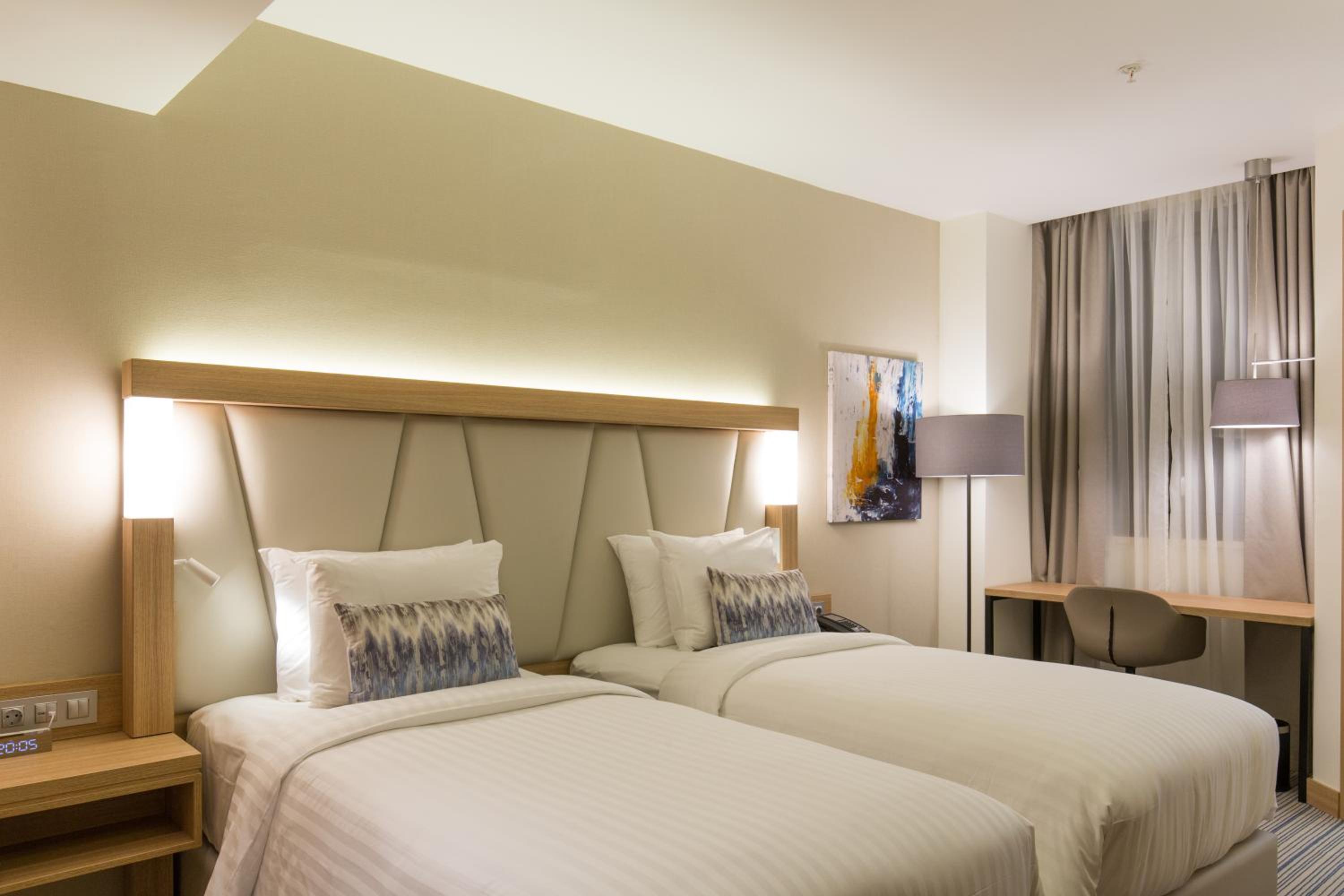 Standard, Guest room, 2 Twin/Single Bed(s), City view - Photo 3