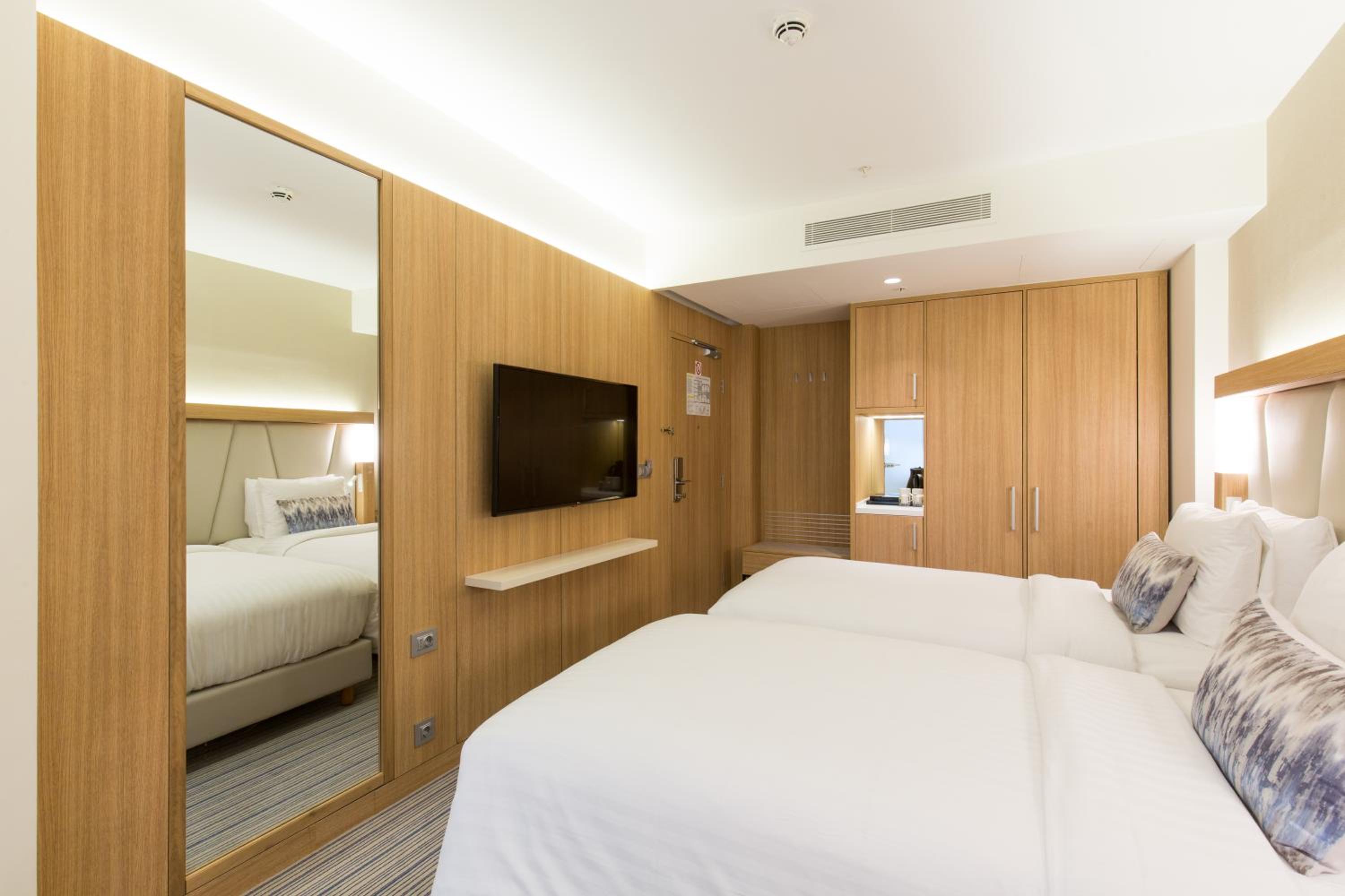 Standard, Guest room, 2 Twin/Single Bed(s), City view - Photo 2