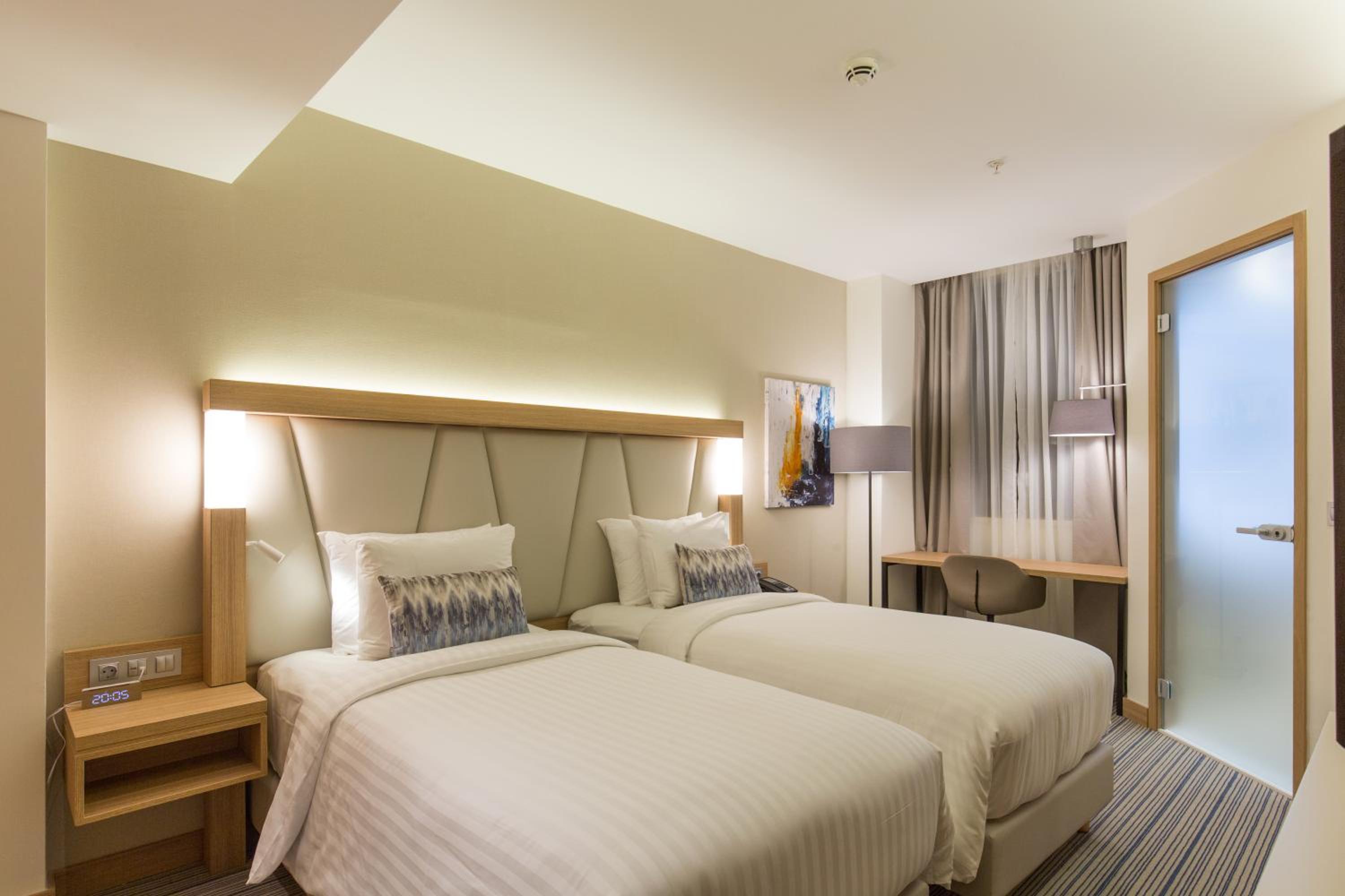 Standard, Guest room, 2 Twin/Single Bed(s), City view - Photo 1