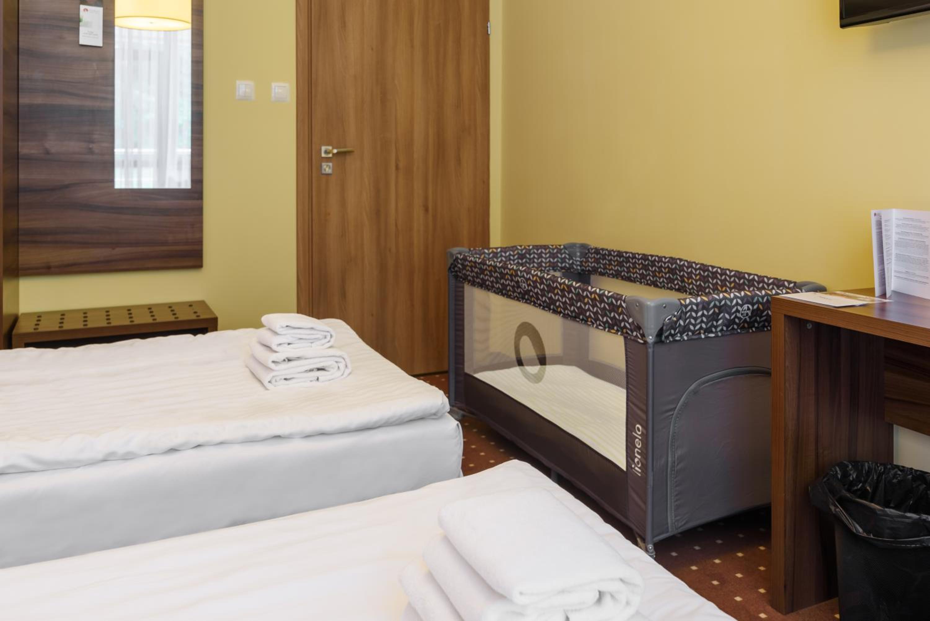 Twin Room - Photo 13