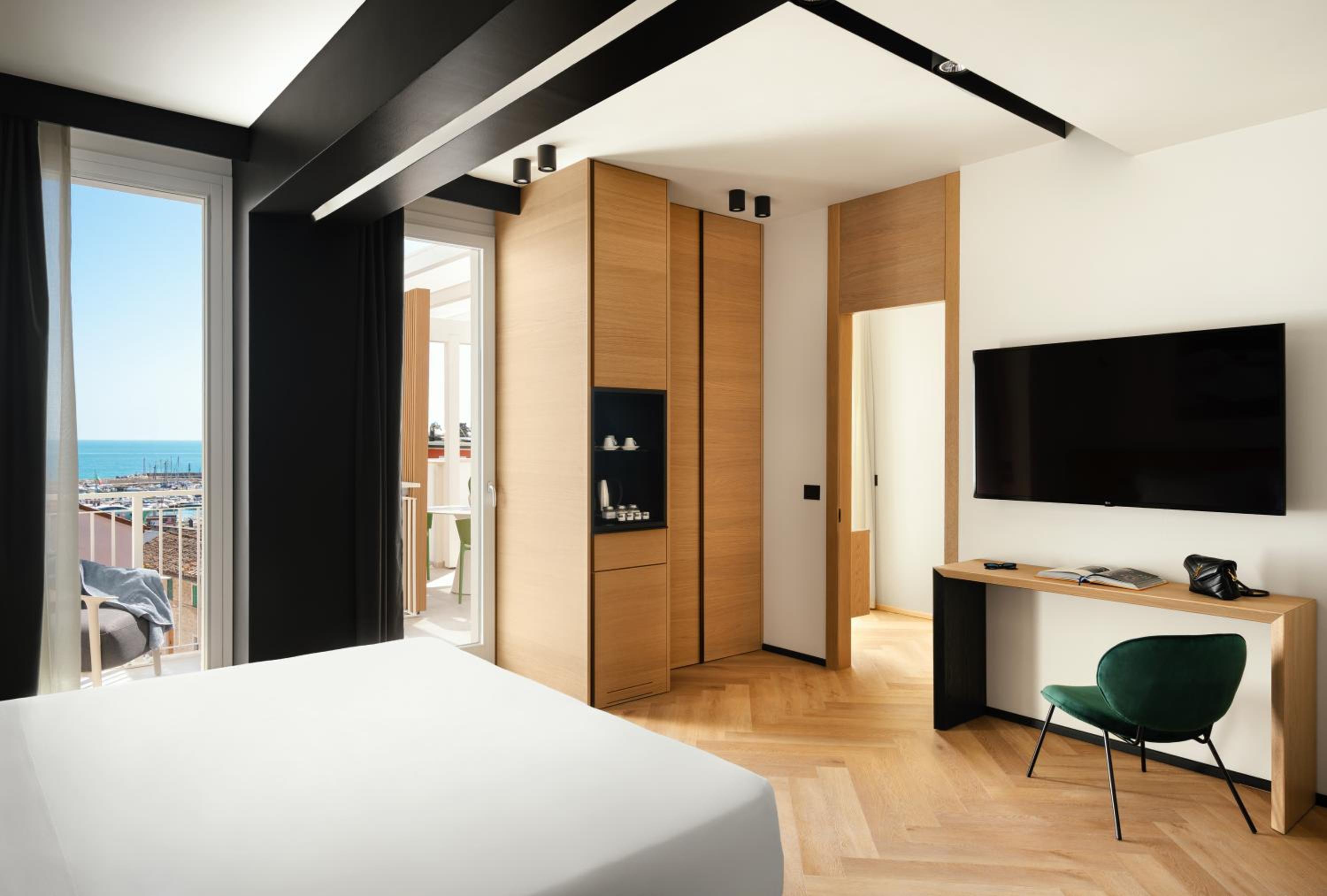 Junior Suite with Sea View - Photo 2