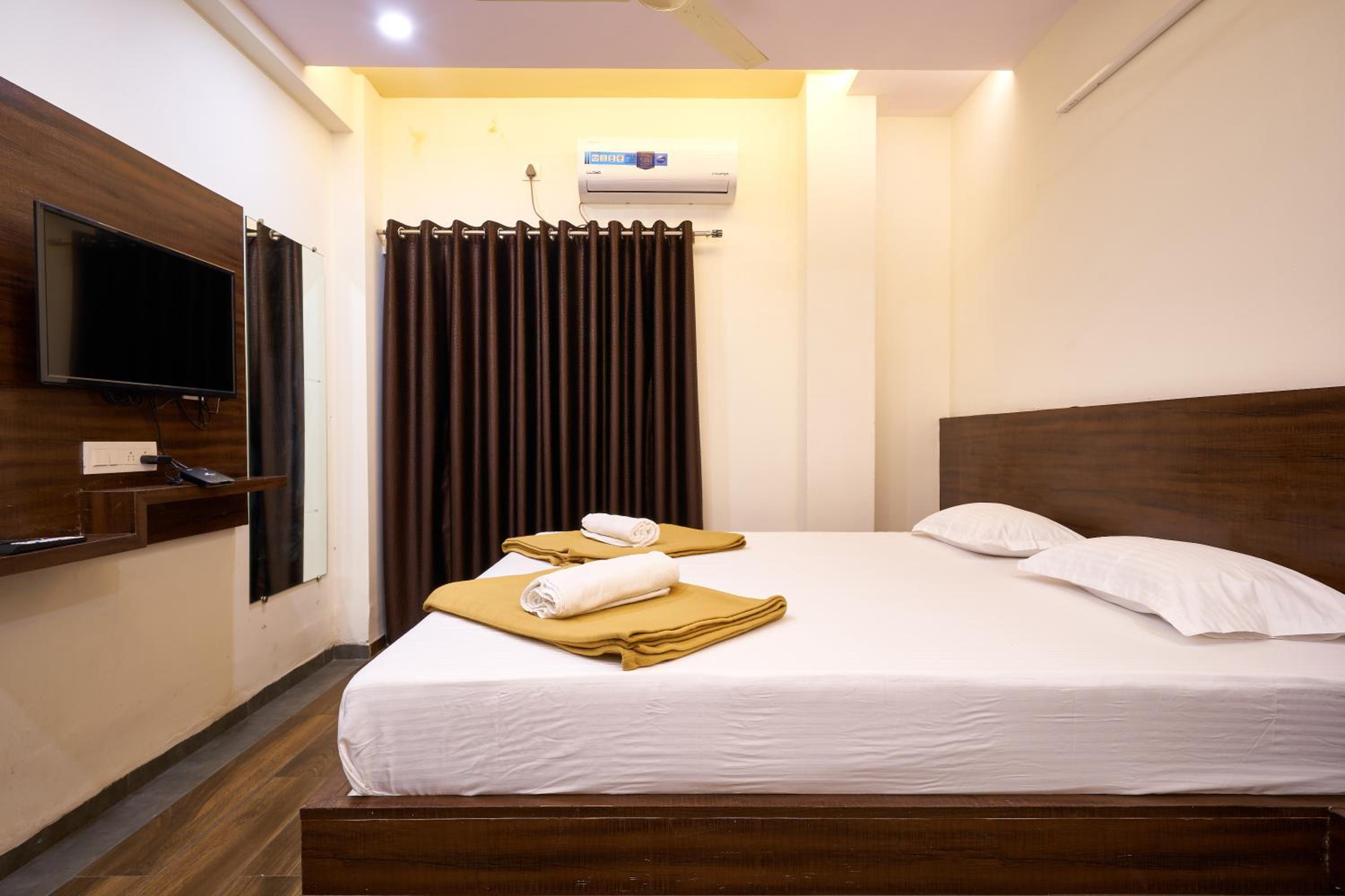 Standard Double Room With Fan photo 2