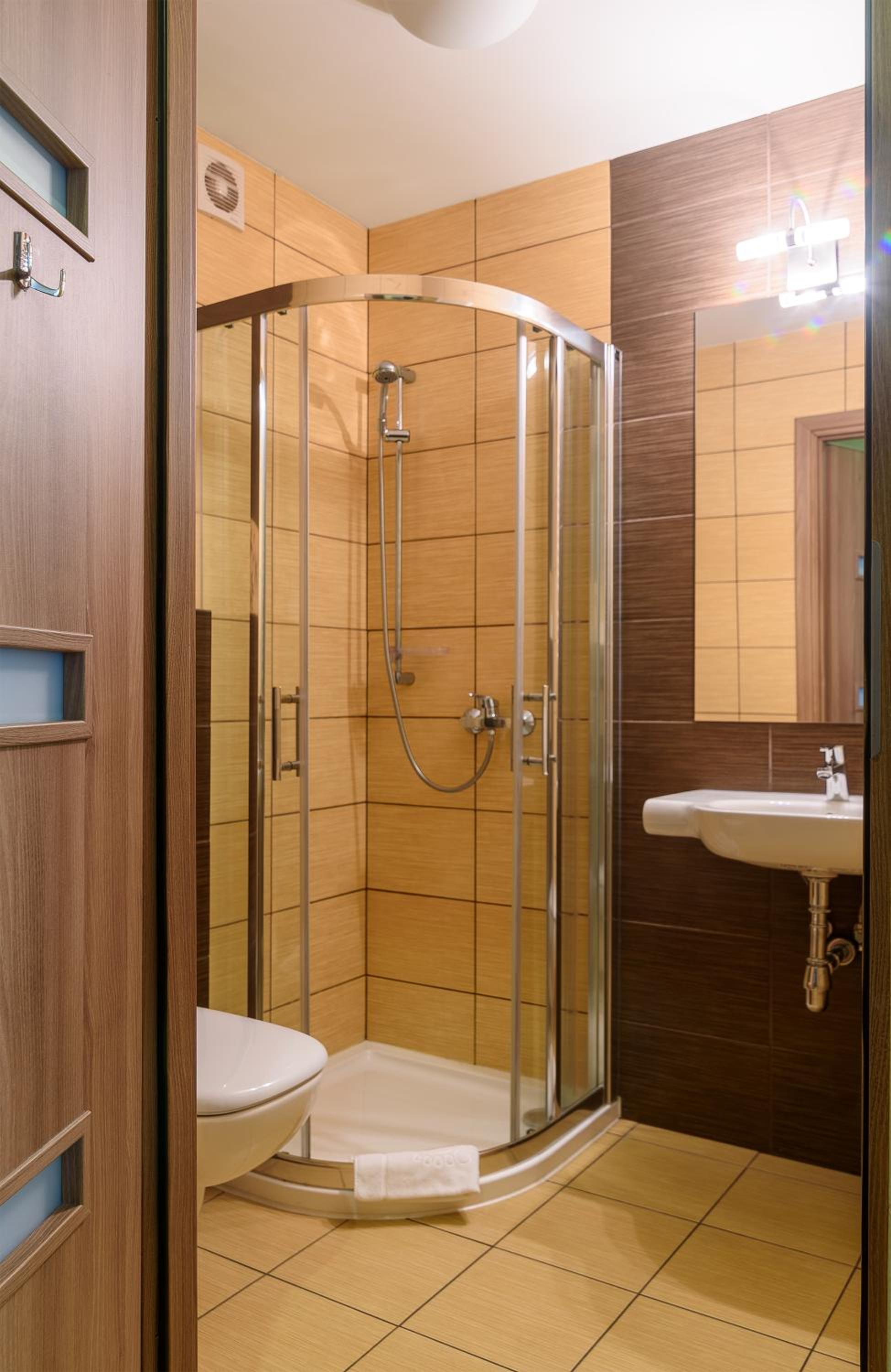 Twin Room - Photo 12