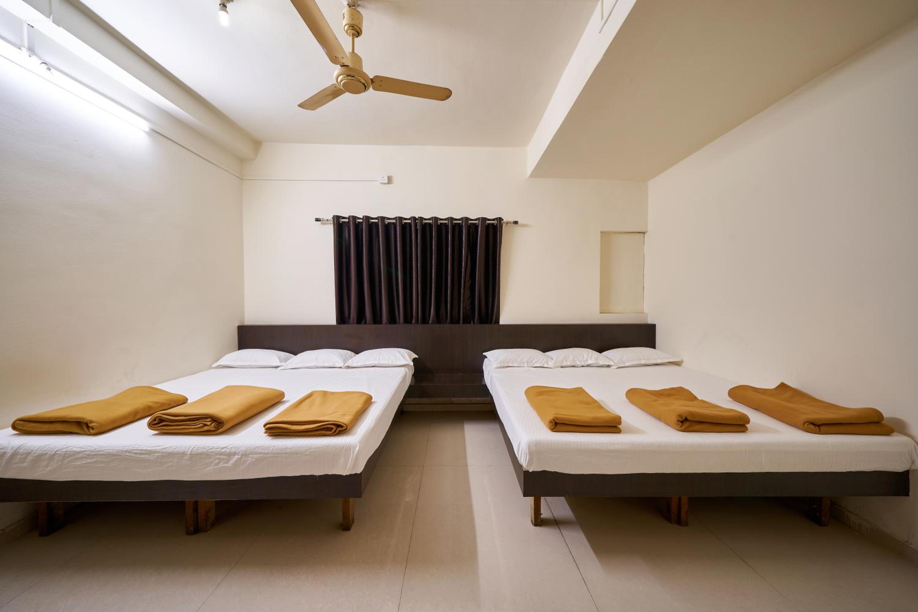 6-Bed Mixed Dormitory Room photo 3