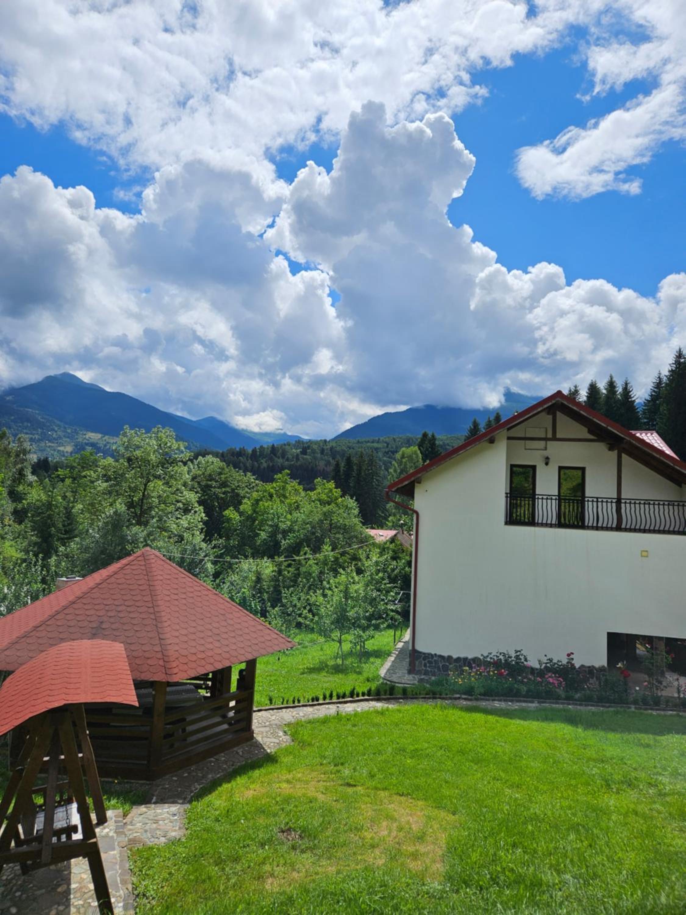 Five-Bedroom House - Photo 1