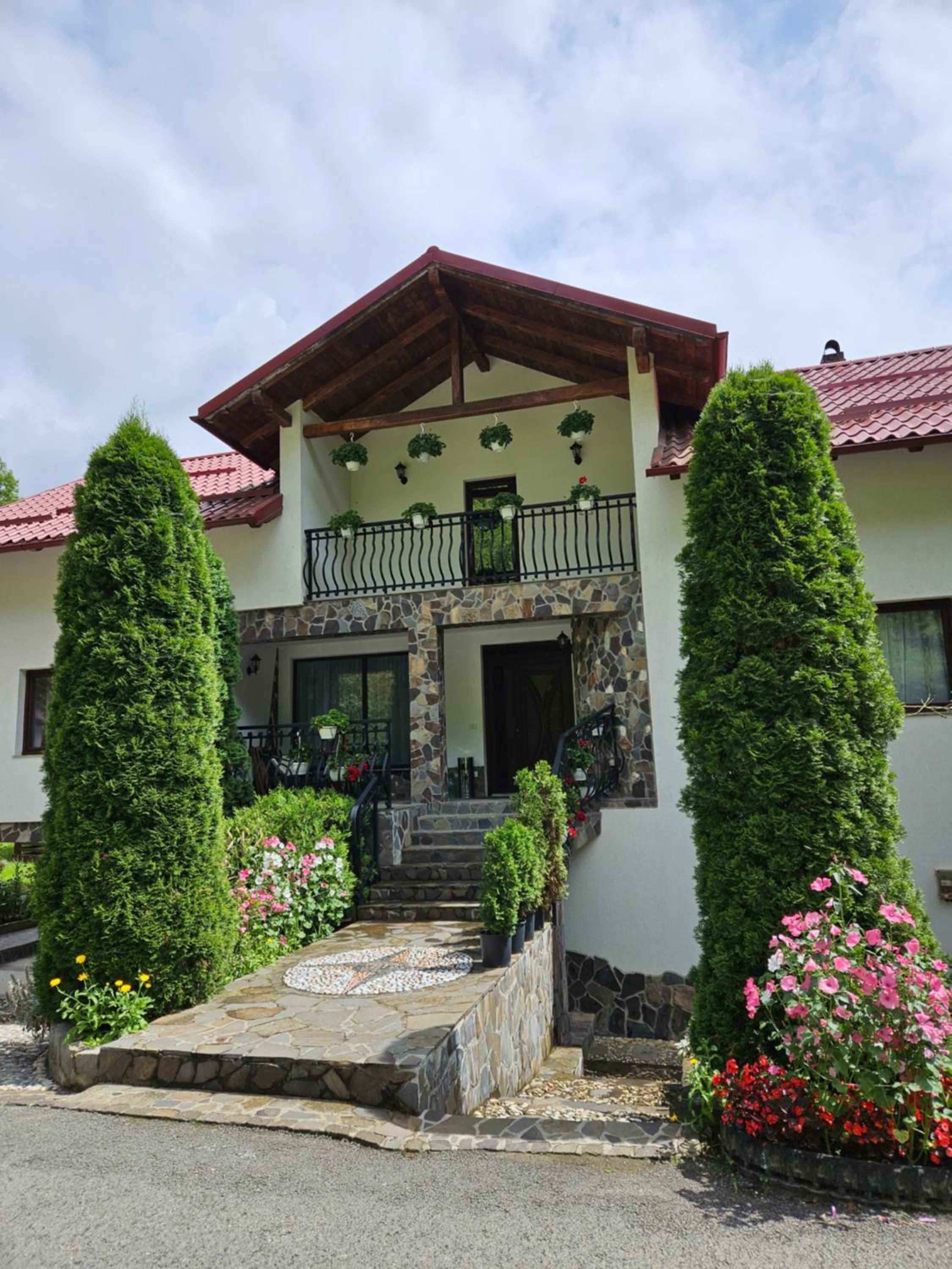 Five-Bedroom House - Photo 15