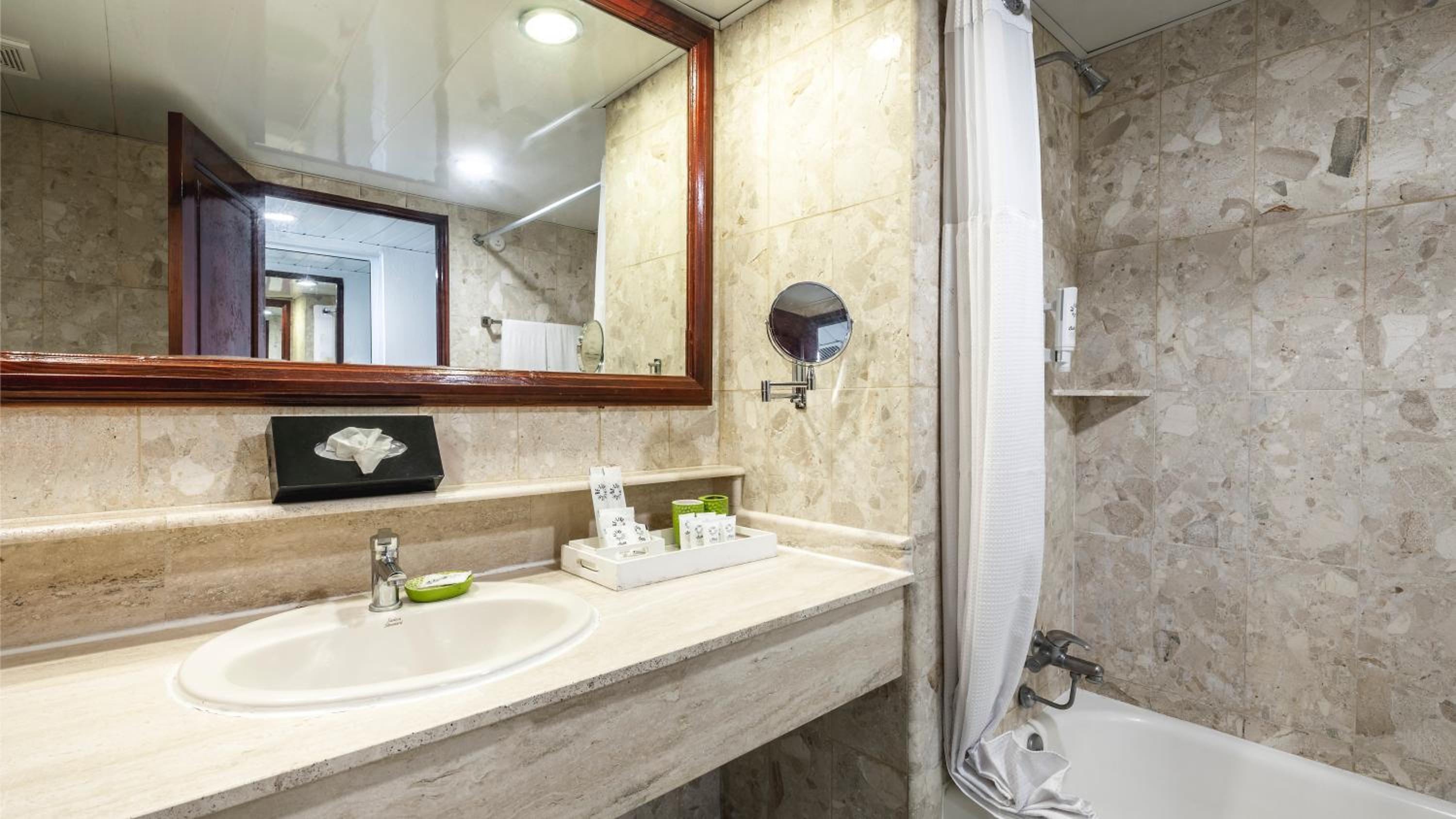 Deluxe Ocean View Double Beds thumbnail 5