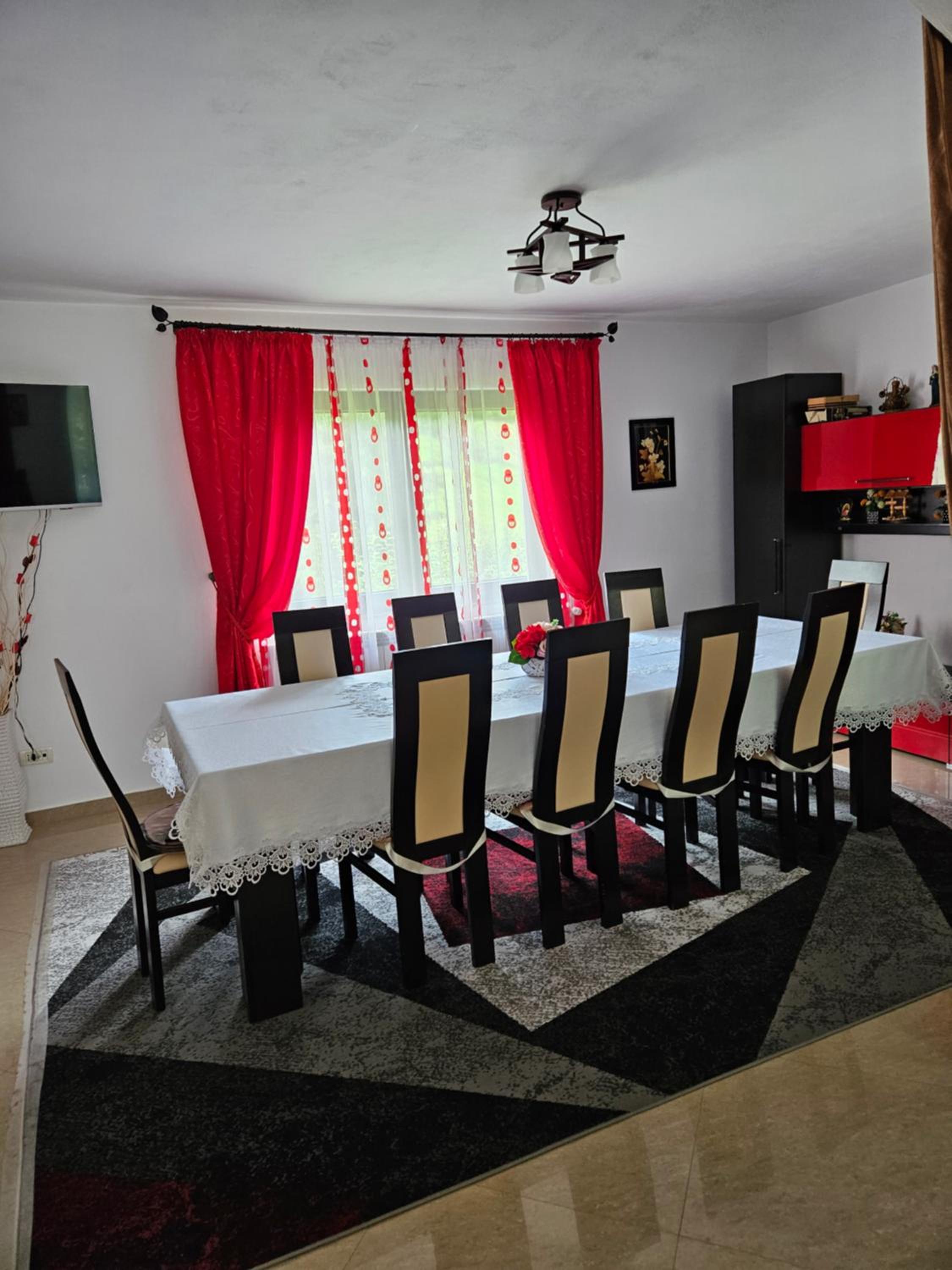 Five-Bedroom House - Photo 7