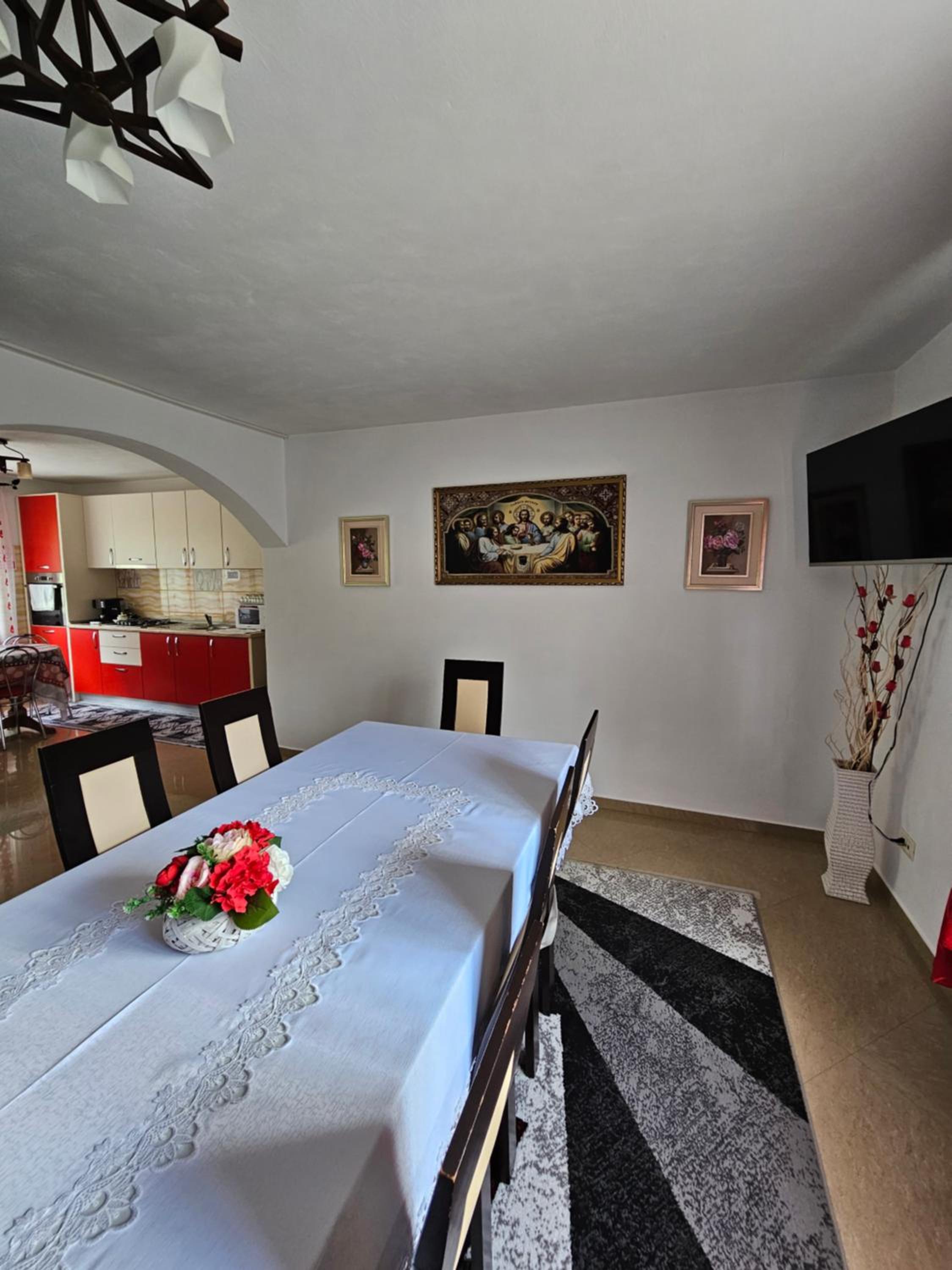 Five-Bedroom House - Photo 8