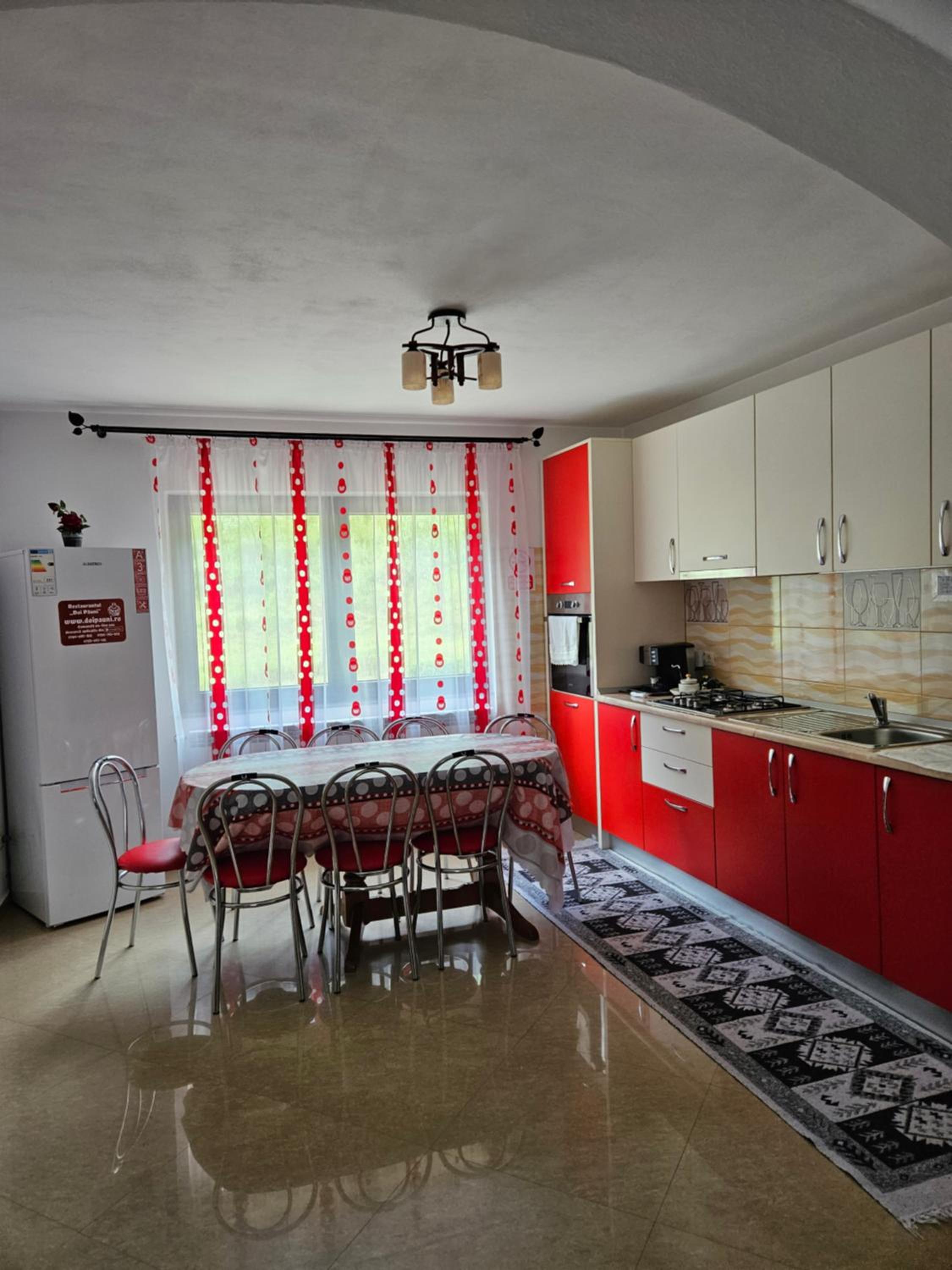 Five-Bedroom House - Photo 5