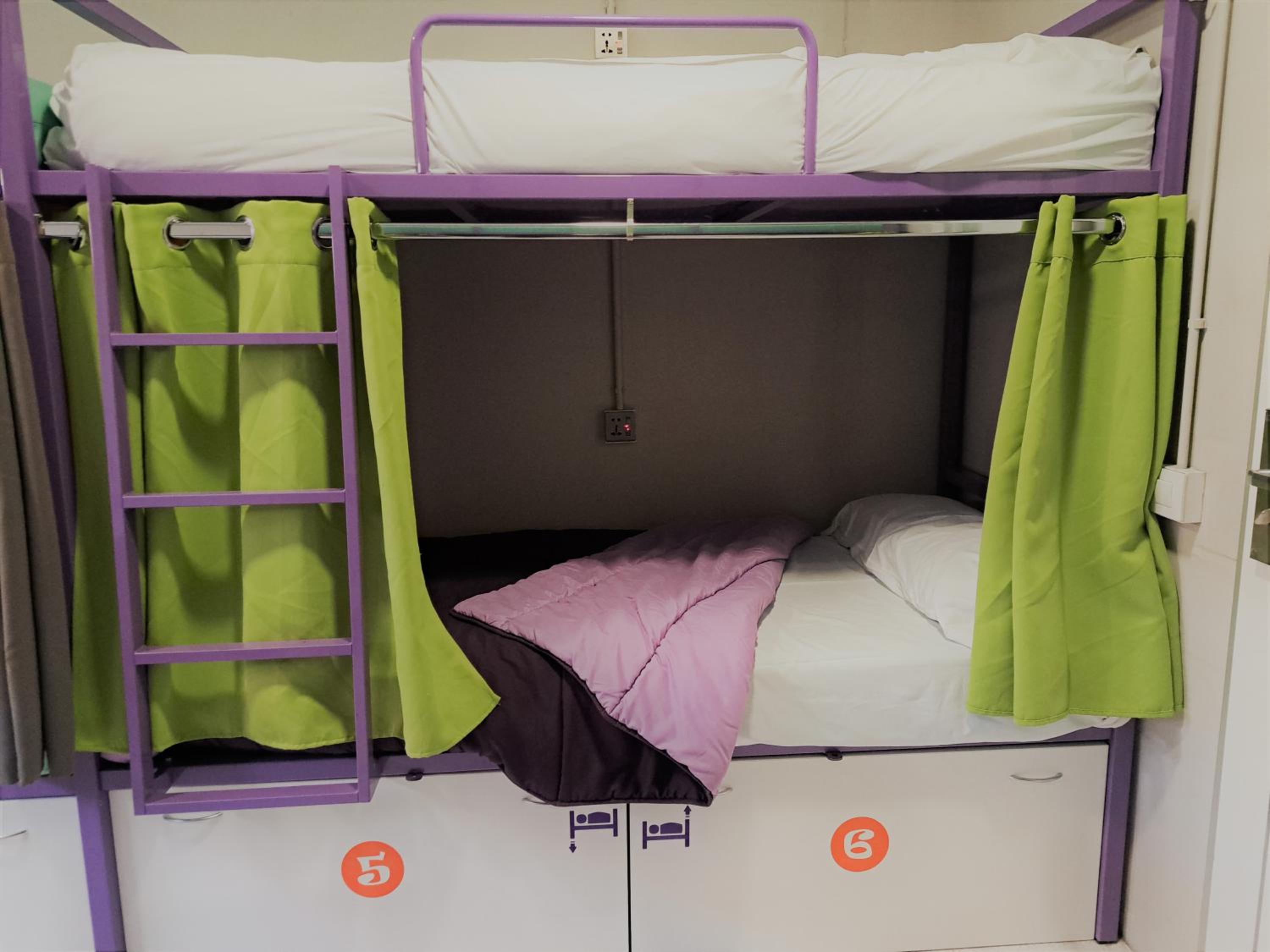 Cama individual en habitación compartida femenina