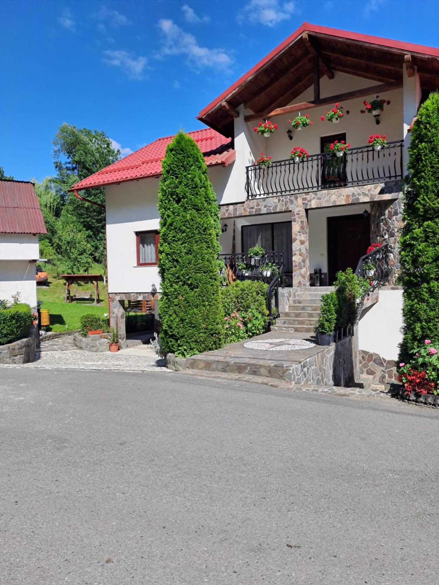 Five-Bedroom House - Photo 4