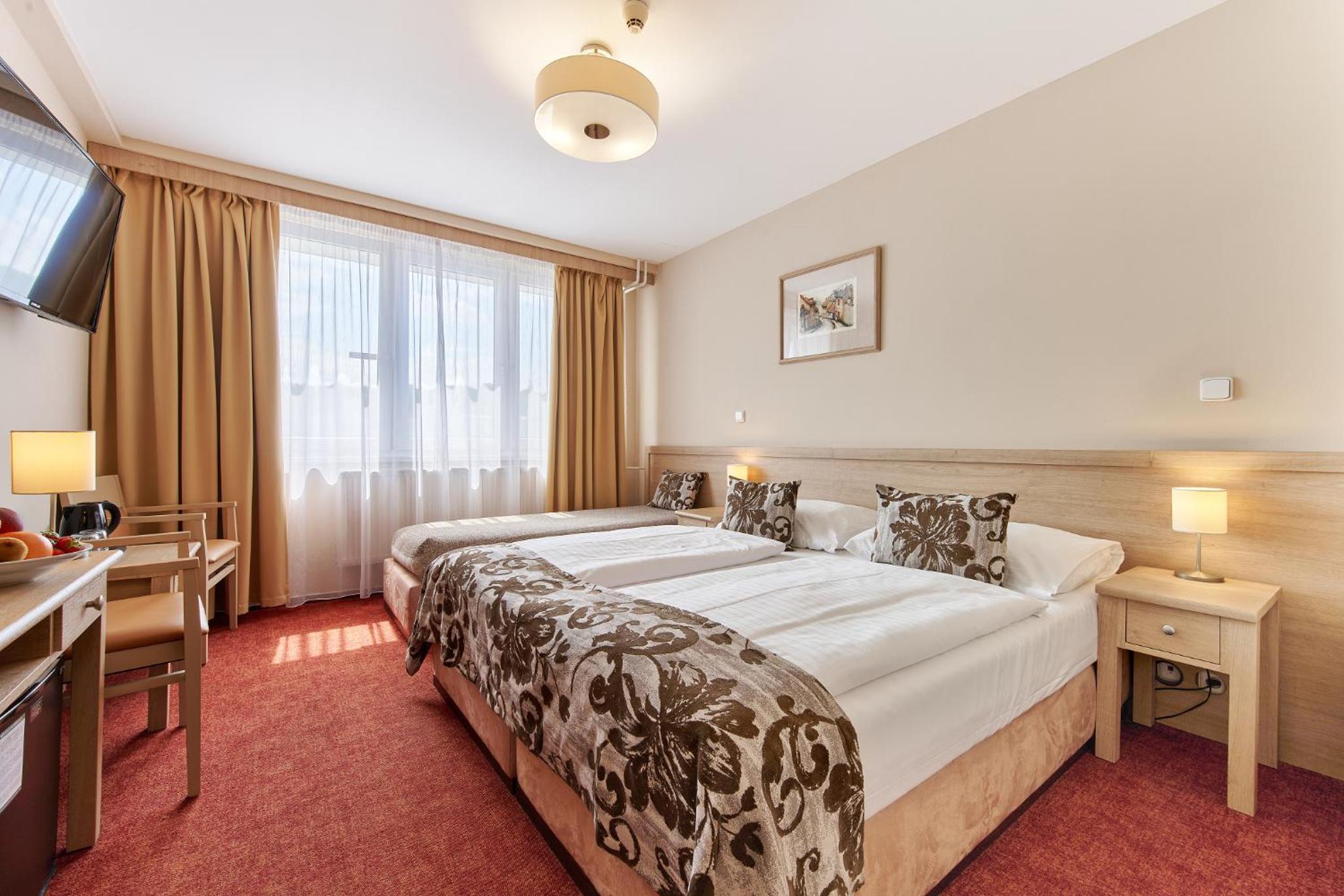 מלון סטפ פראג — Standard Triple Room with Water World Access