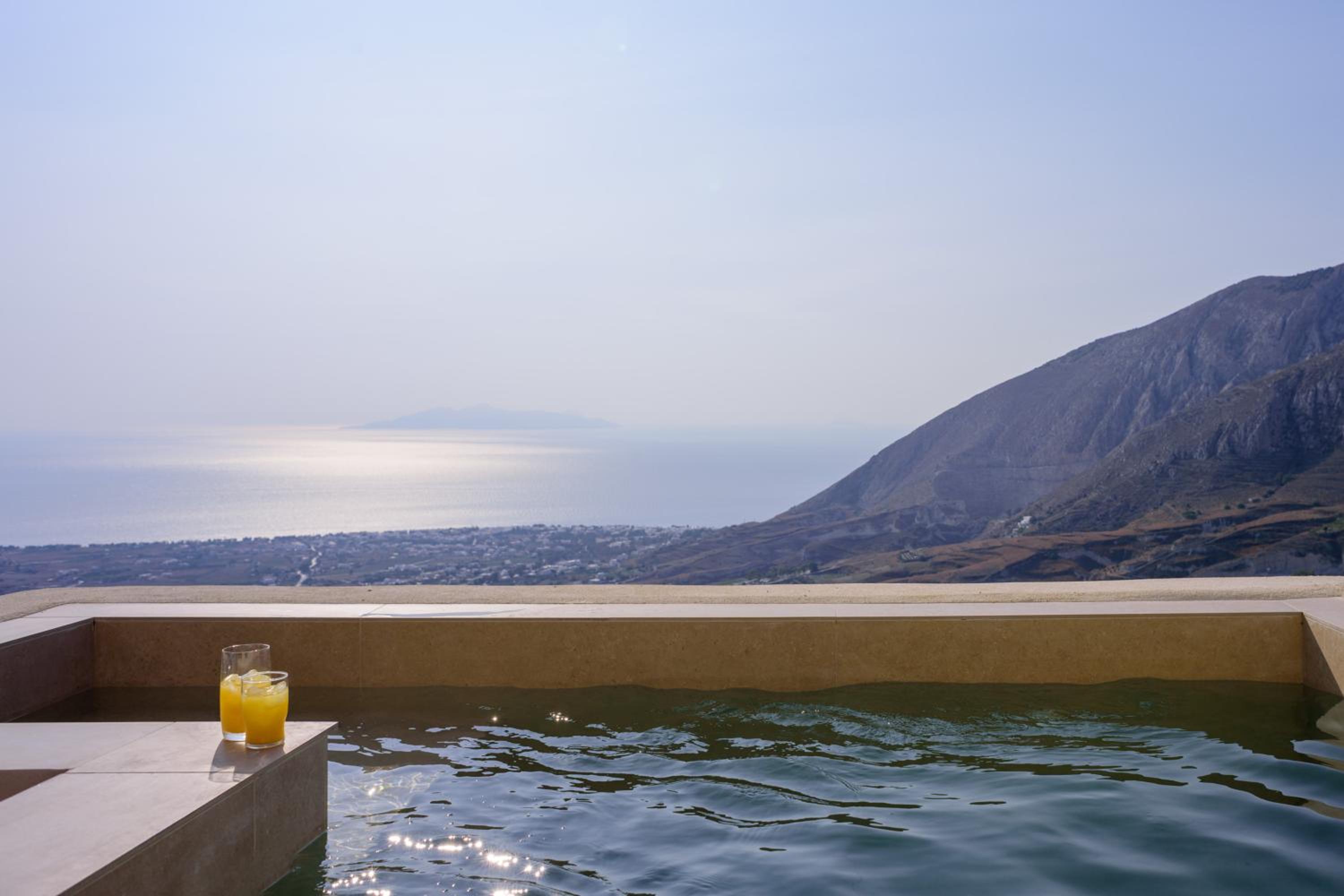 Superior Suite with Heated Jacuzzi and Sea View - Photo 6
