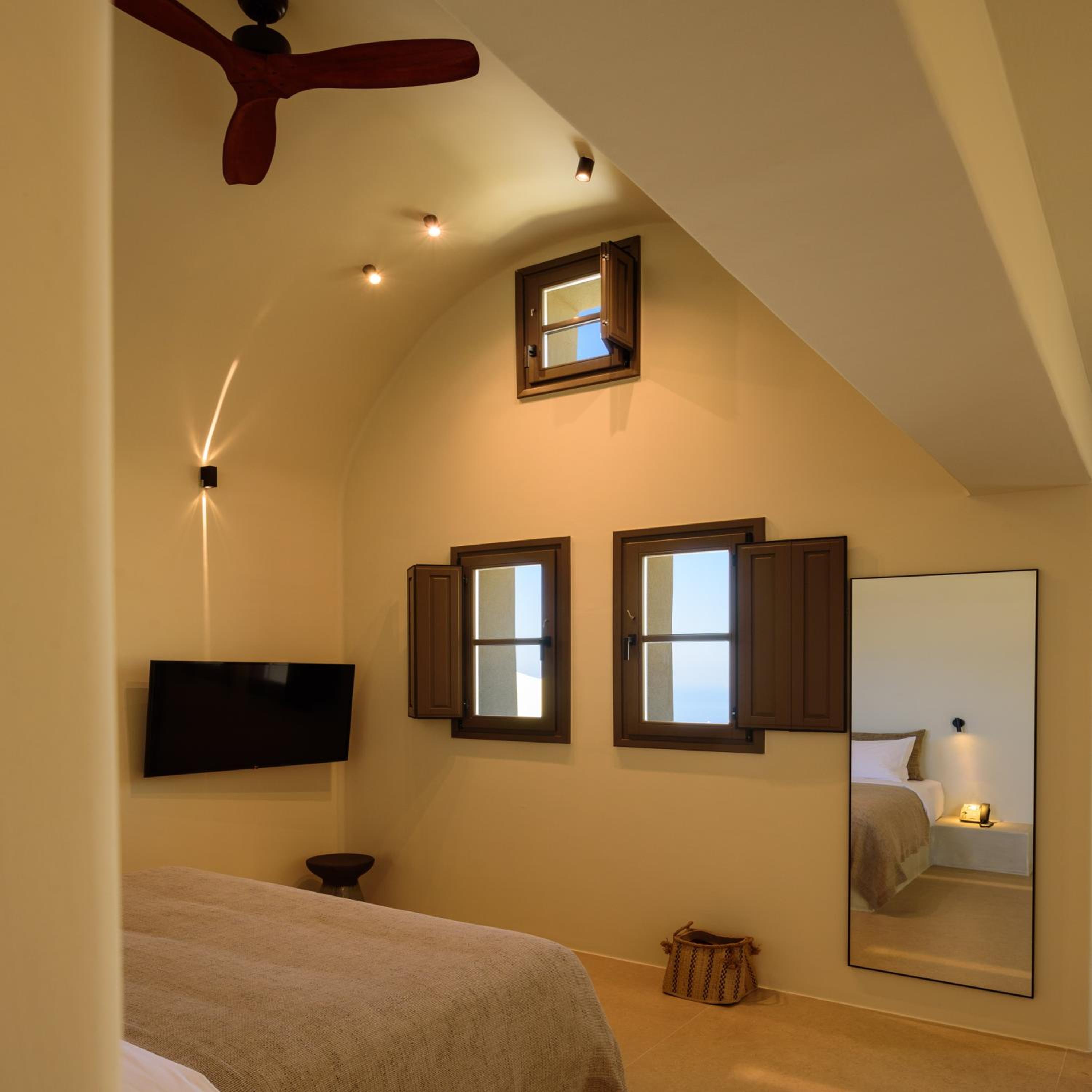 Superior Suite with Heated Jacuzzi and Sea View - Photo 9