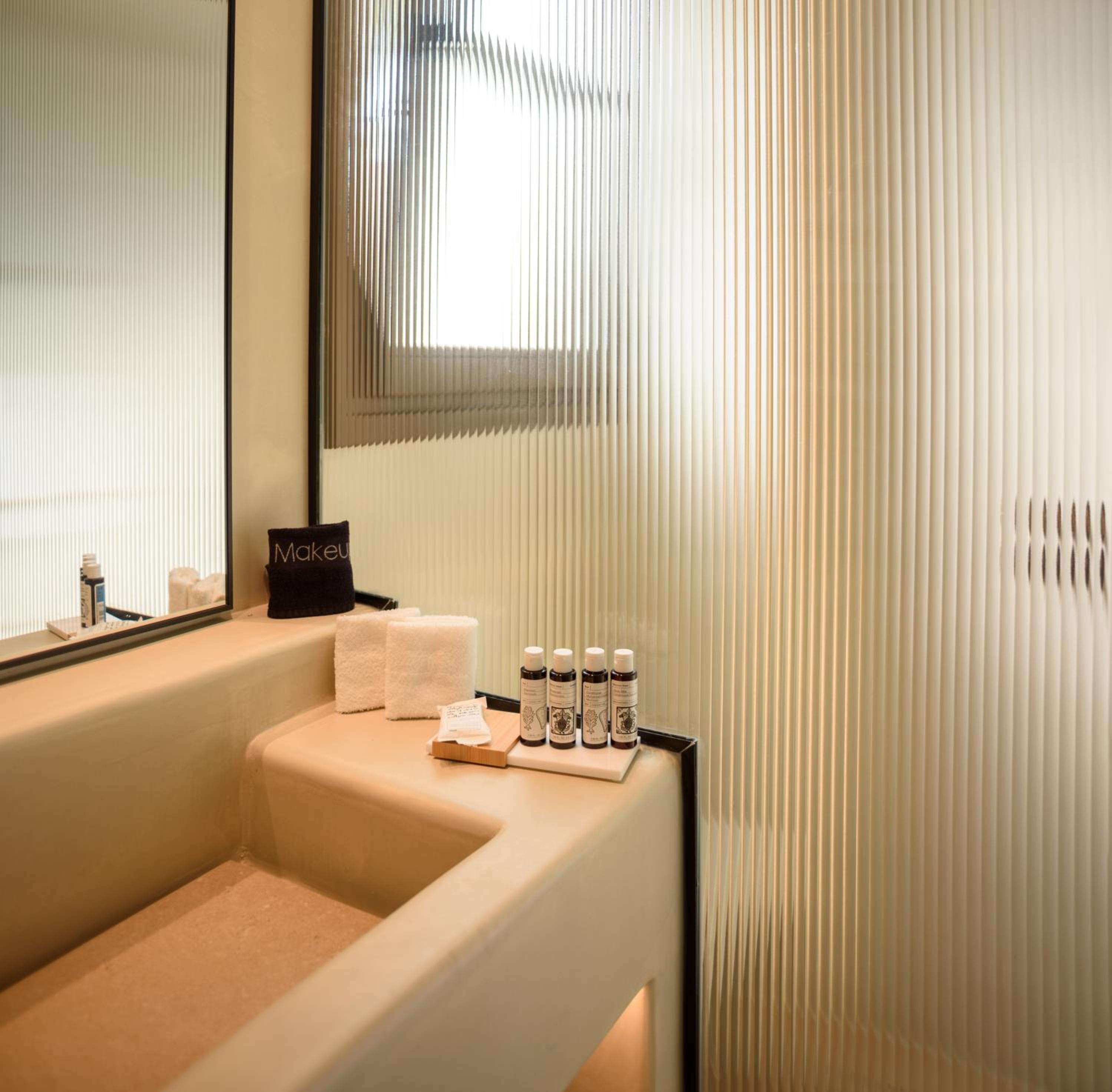 Superior Suite with Heated Jacuzzi and Sea View - Photo 15