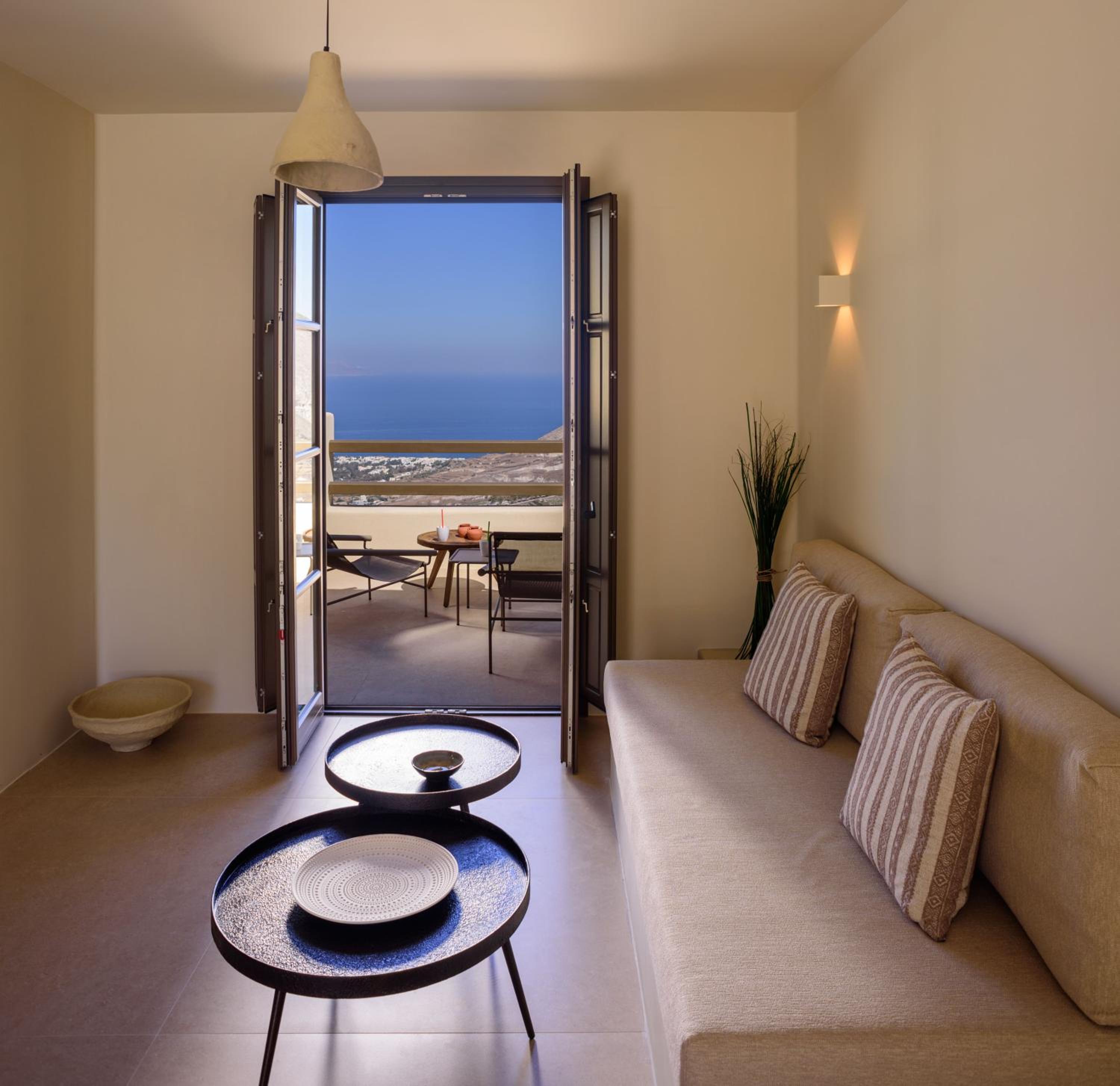 Superior Suite with Heated Jacuzzi and Sea View - Photo 18