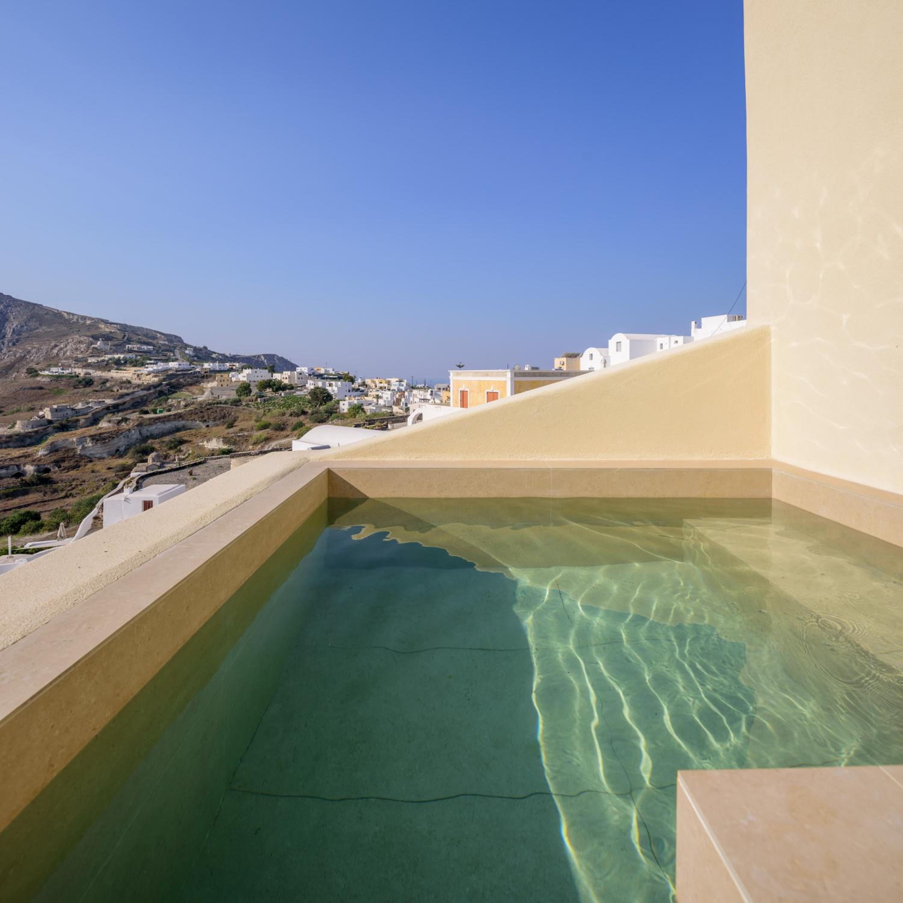 Superior Suite with Heated Jacuzzi and Sea View - Photo 10