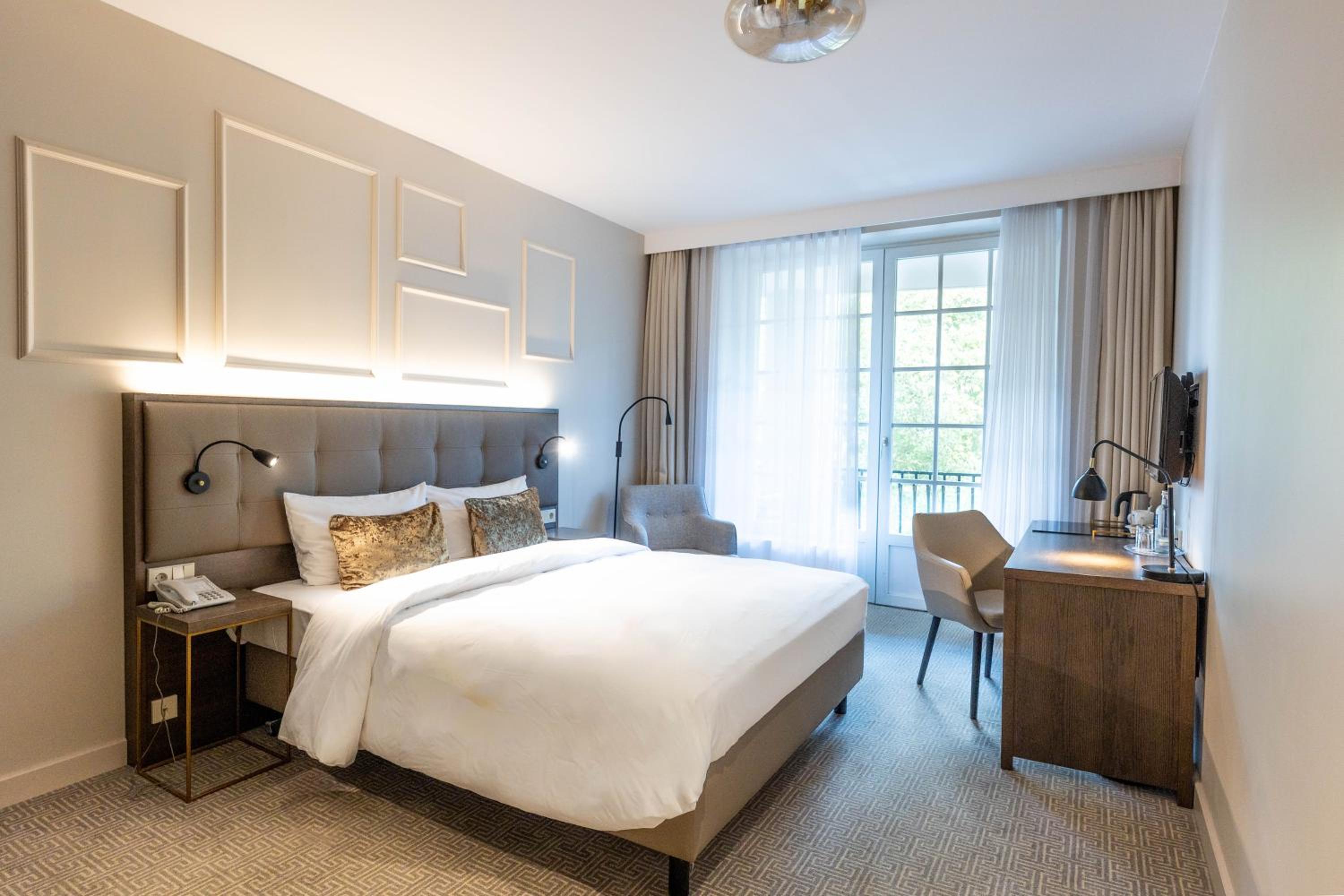 Queen Room with Garden View - Photo 8