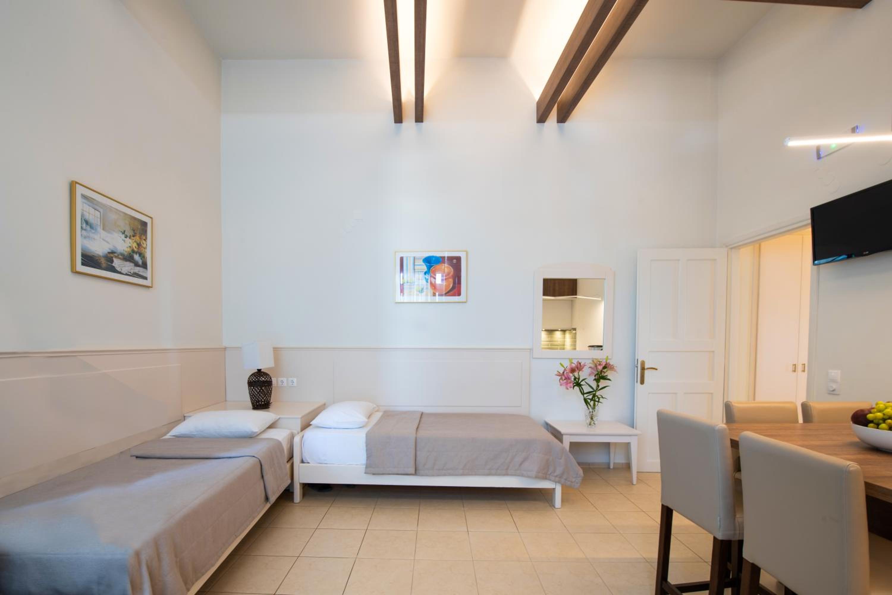 Deluxe Suite with Sea View - Photo 7