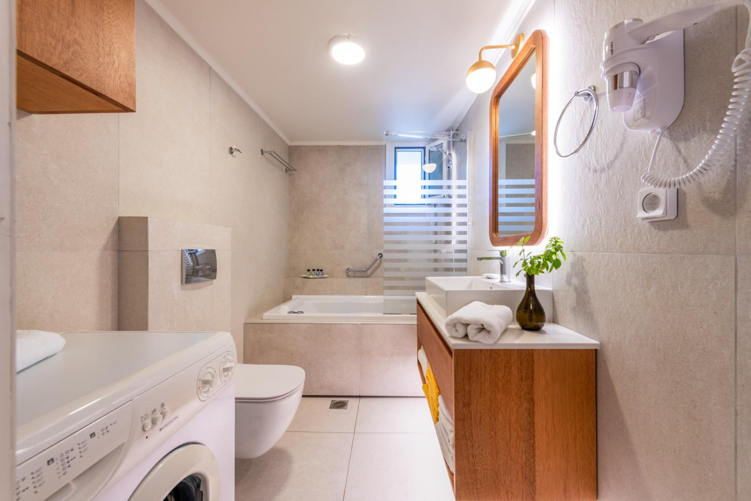 Deluxe Suite with Sea View - Photo 9
