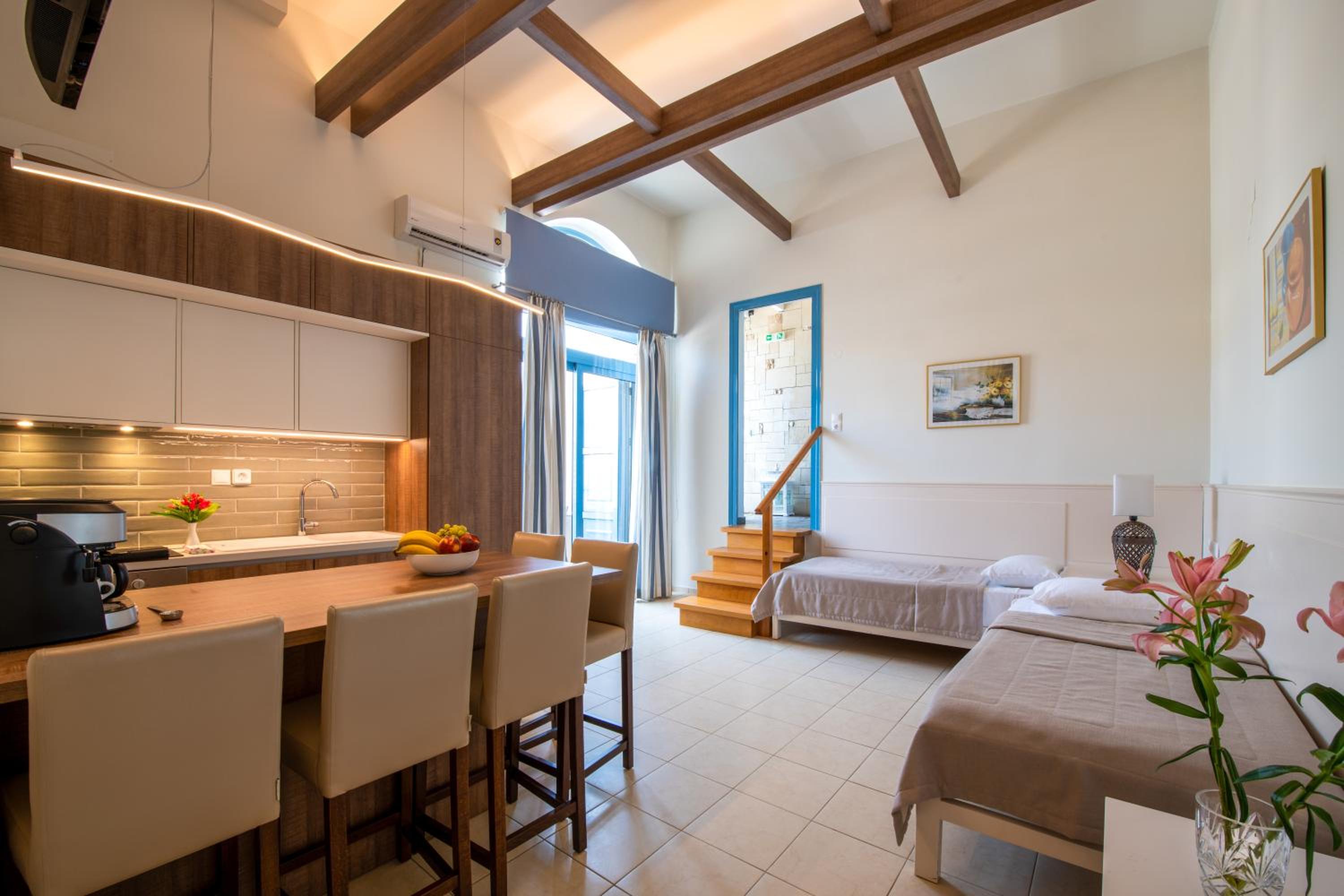 Deluxe Suite with Sea View - Photo 3