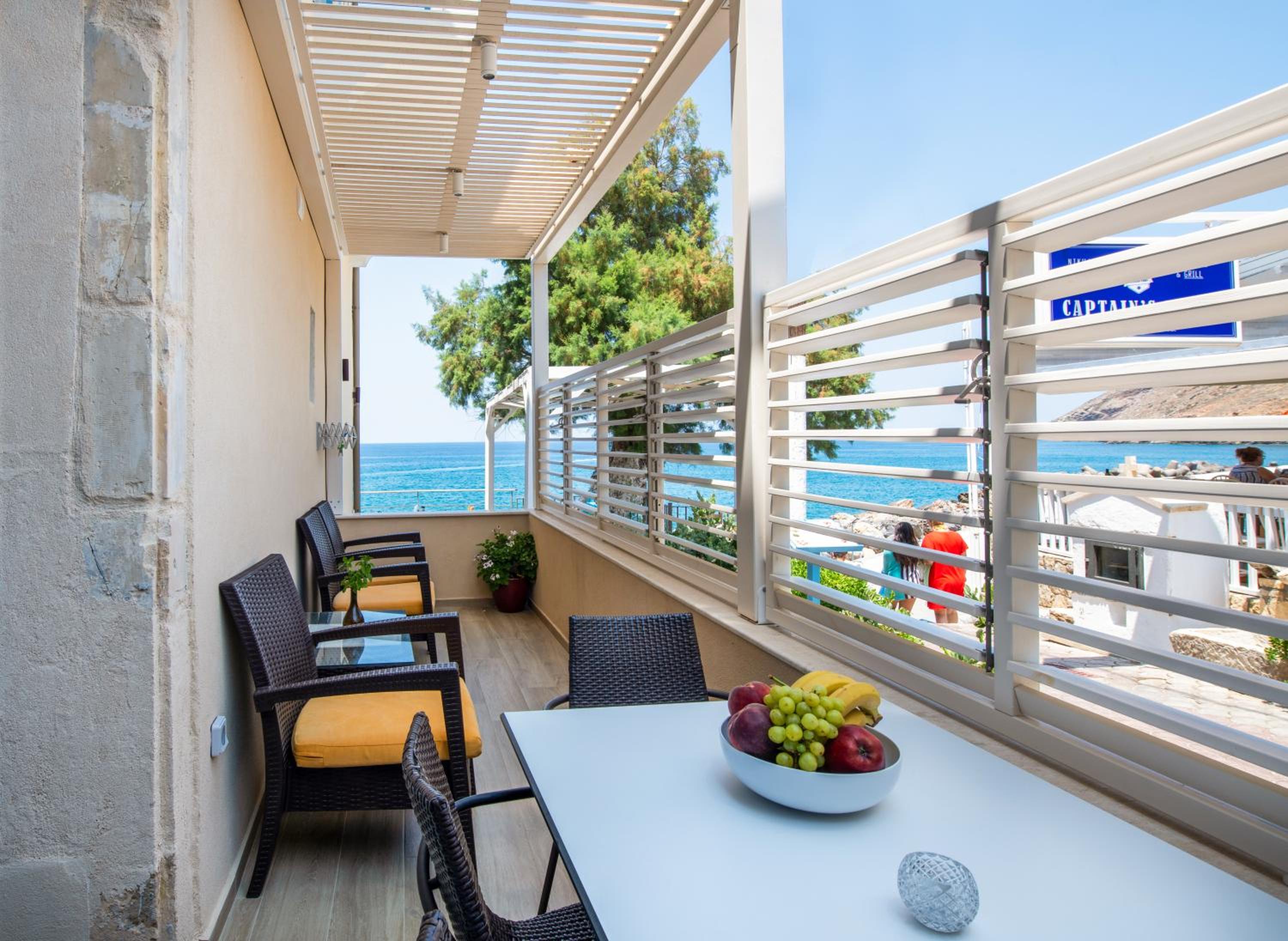 Deluxe Suite with Sea View - Photo 11