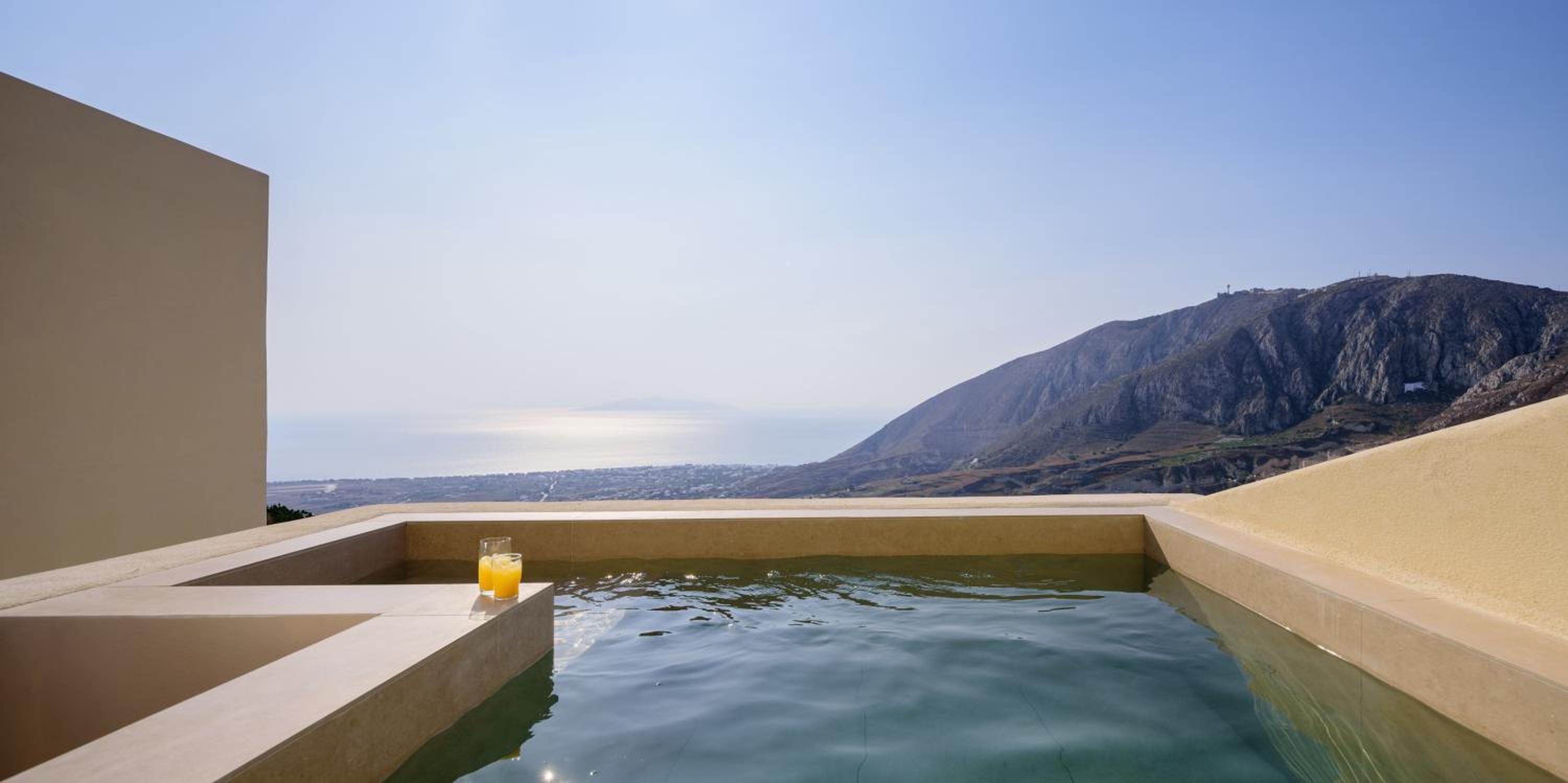 Superior Suite with Heated Jacuzzi and Sea View - Photo 12