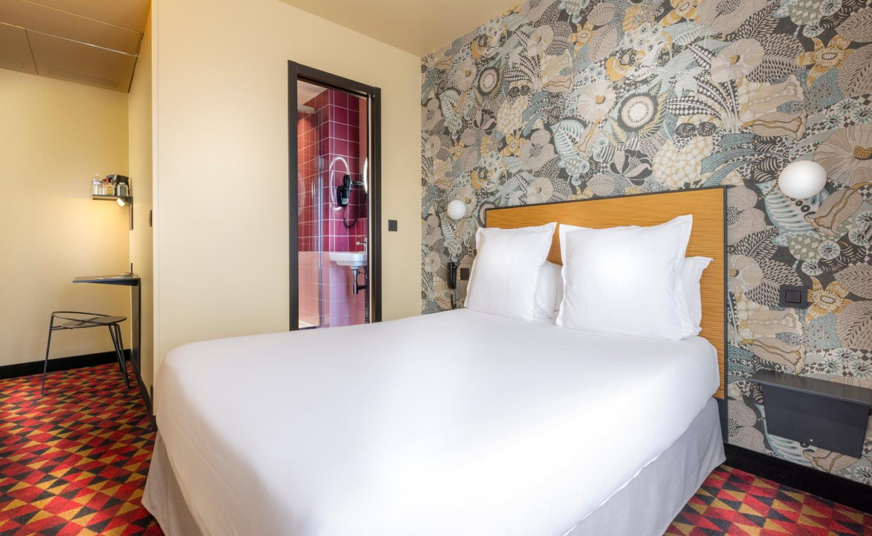 Comfort Paris Double Room thumbnail 5