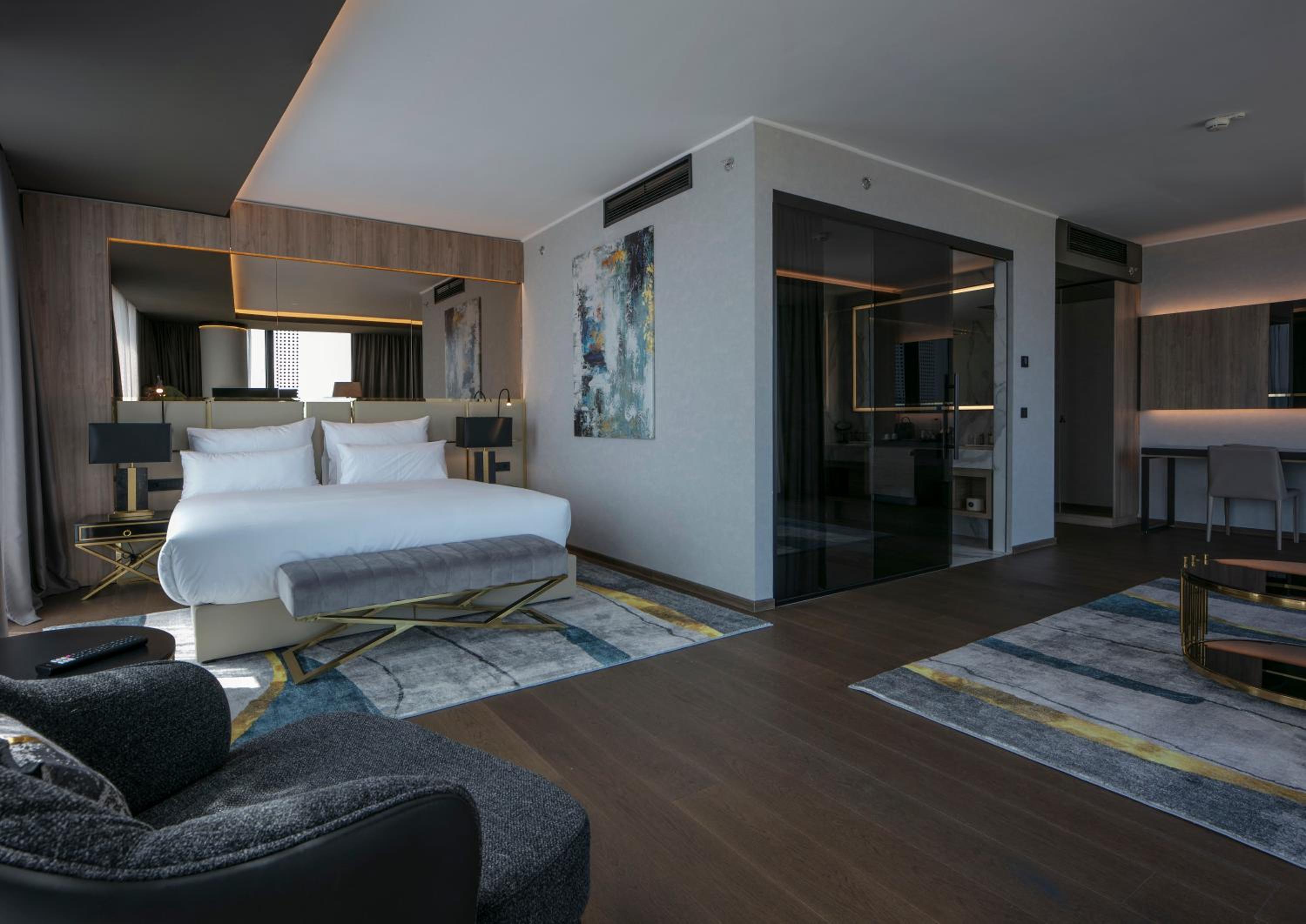 Executive Suite - Photo 1