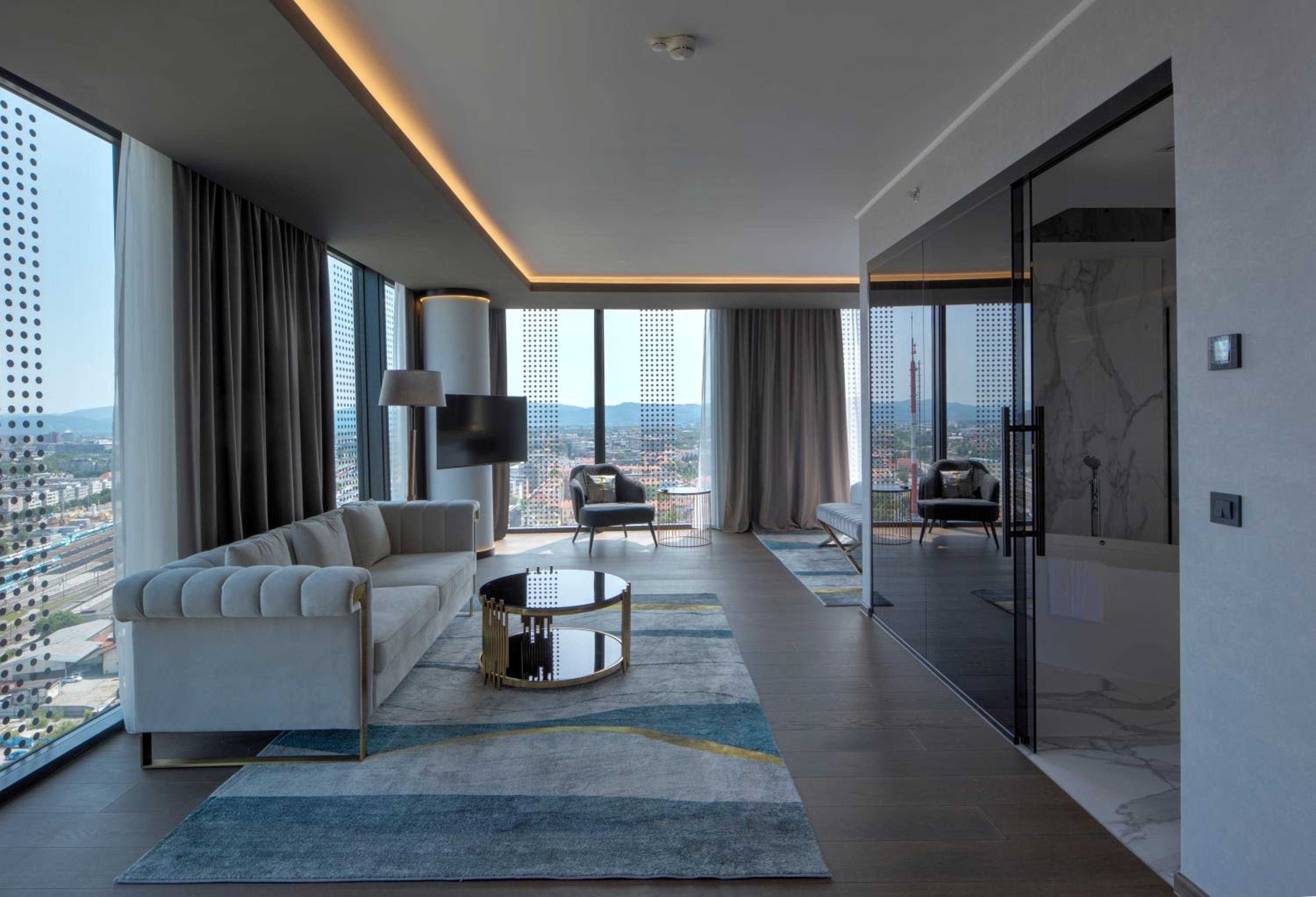 Executive Suite - Photo 4