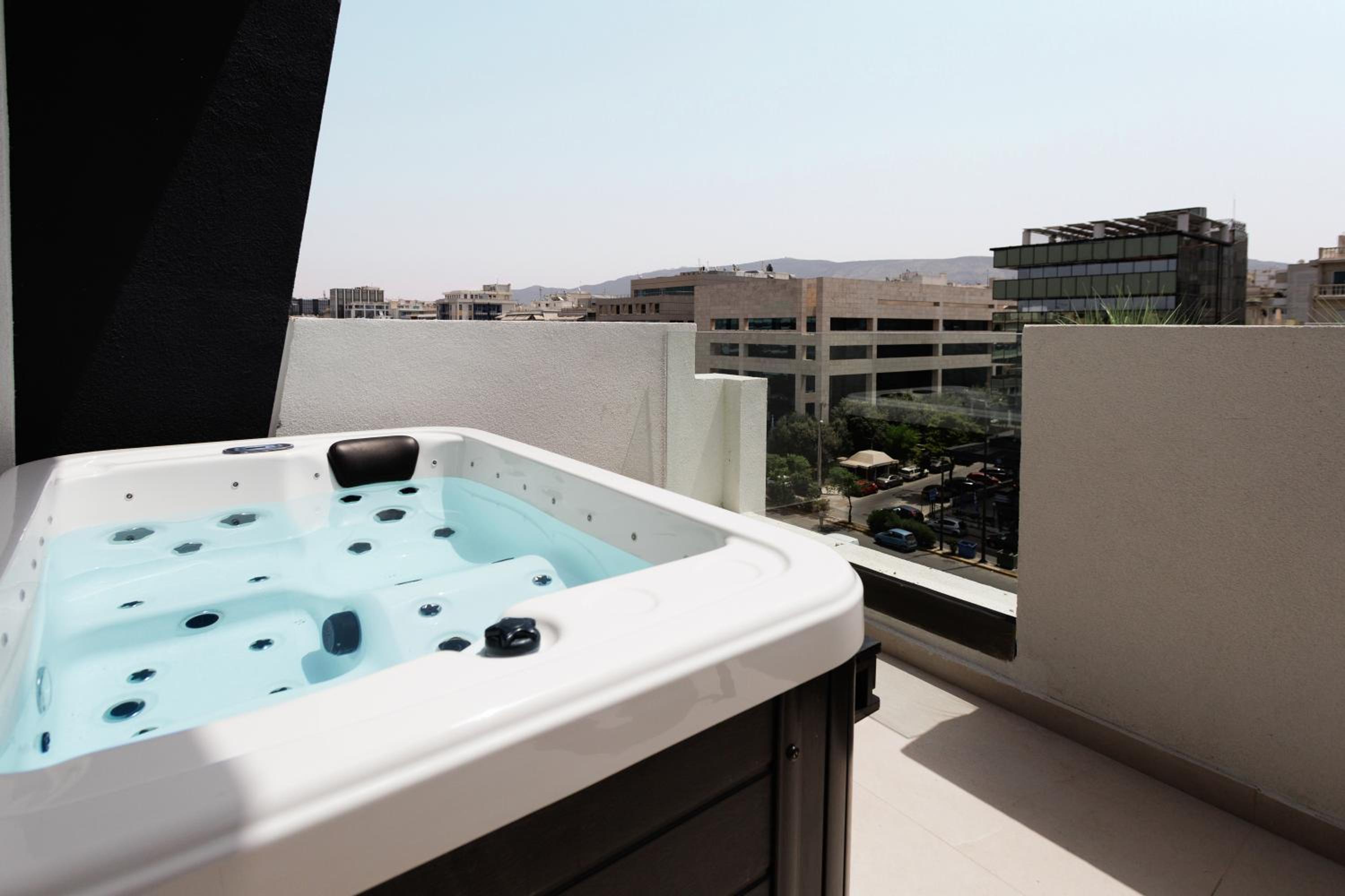 Junior Suite With Outdoor Jacuzzi thumbnail 6