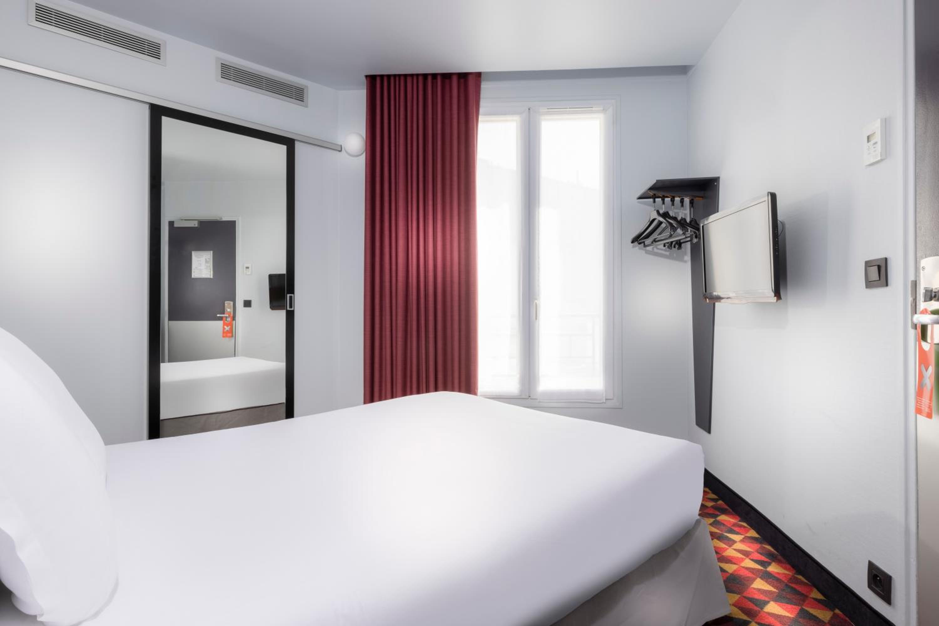 Comfort Double Room - Courtyard thumbnail 5