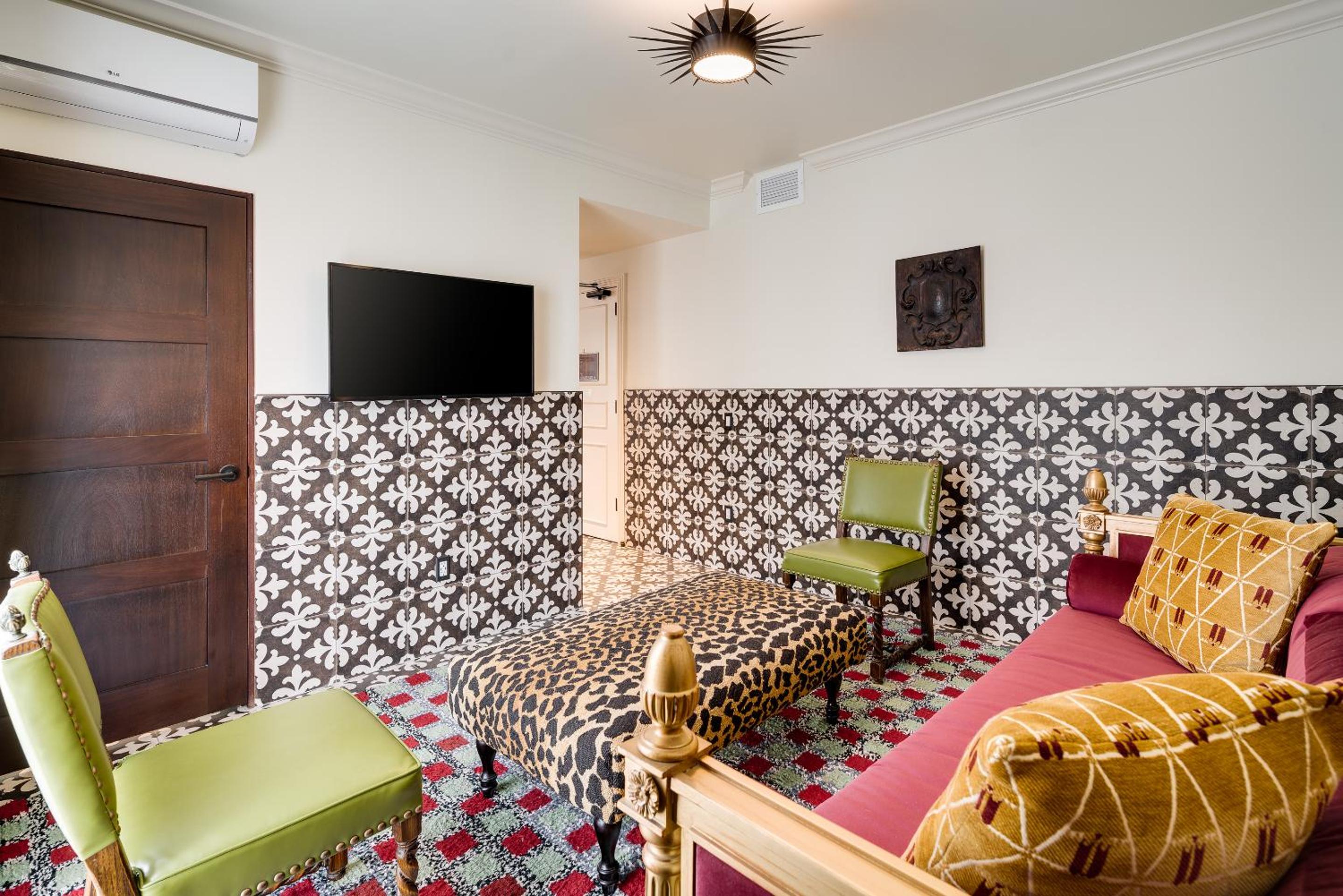 Deluxe King Suite thumbnail 6