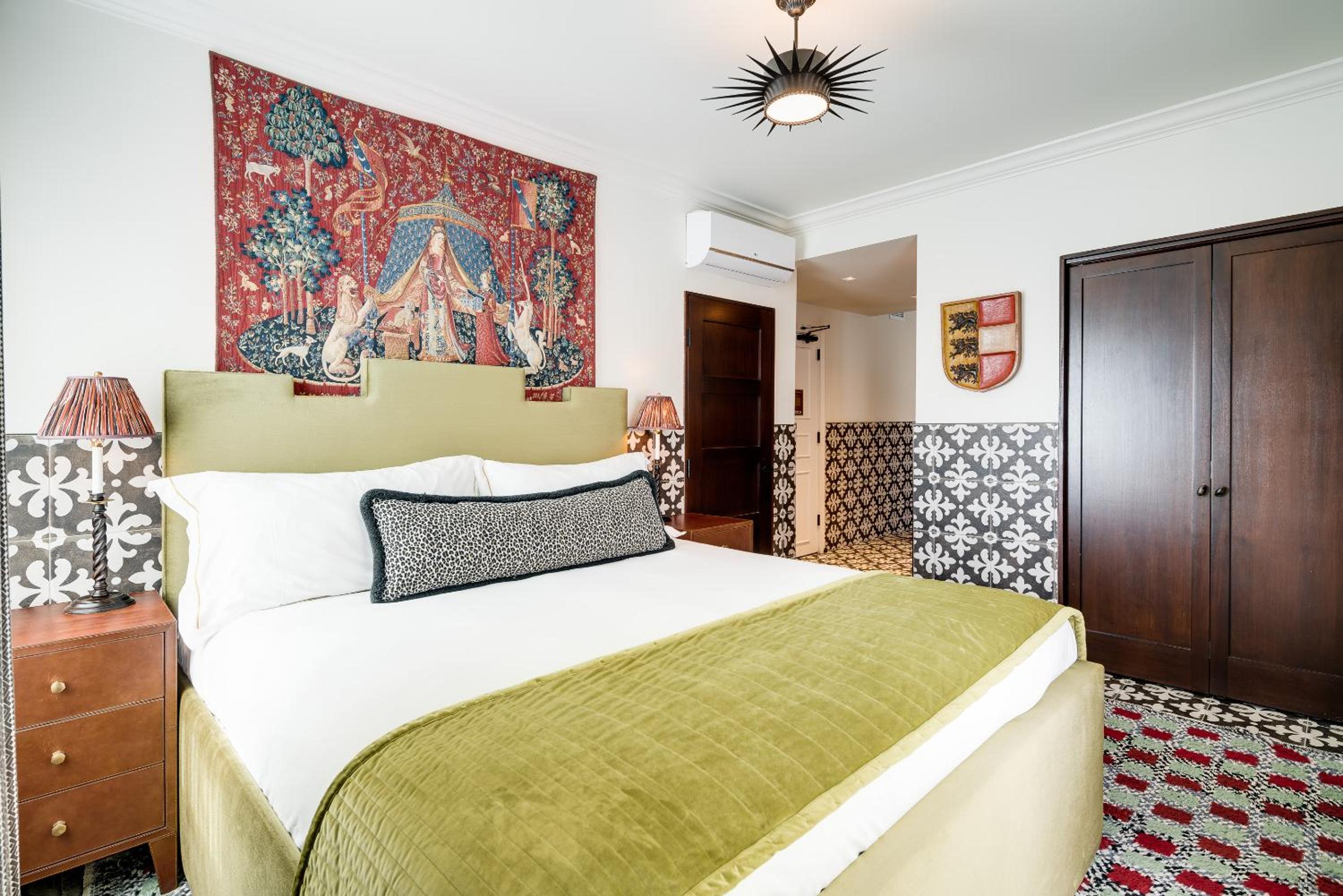Deluxe King Suite